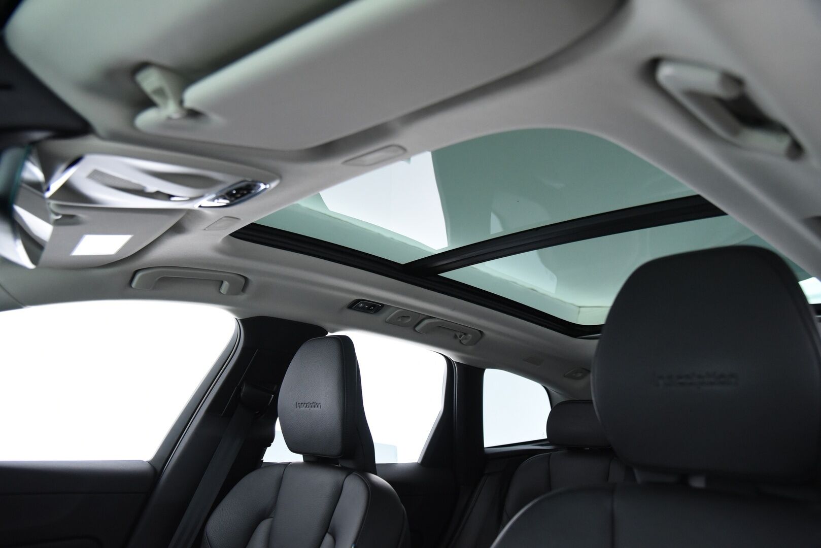 Volvo XC60 2019 T8 AWD Inscription aut / Webasto / Adapt.vak & Pilot assist / Muistipenkki / Keyless / VOC / P-kamera - 3,99 % KORKOTARJOUS TÄHÄN AUTOON 31.8. ASTI! - Four-C ilmajousitus / Sensus navi / 2-om Suomi-auto / 