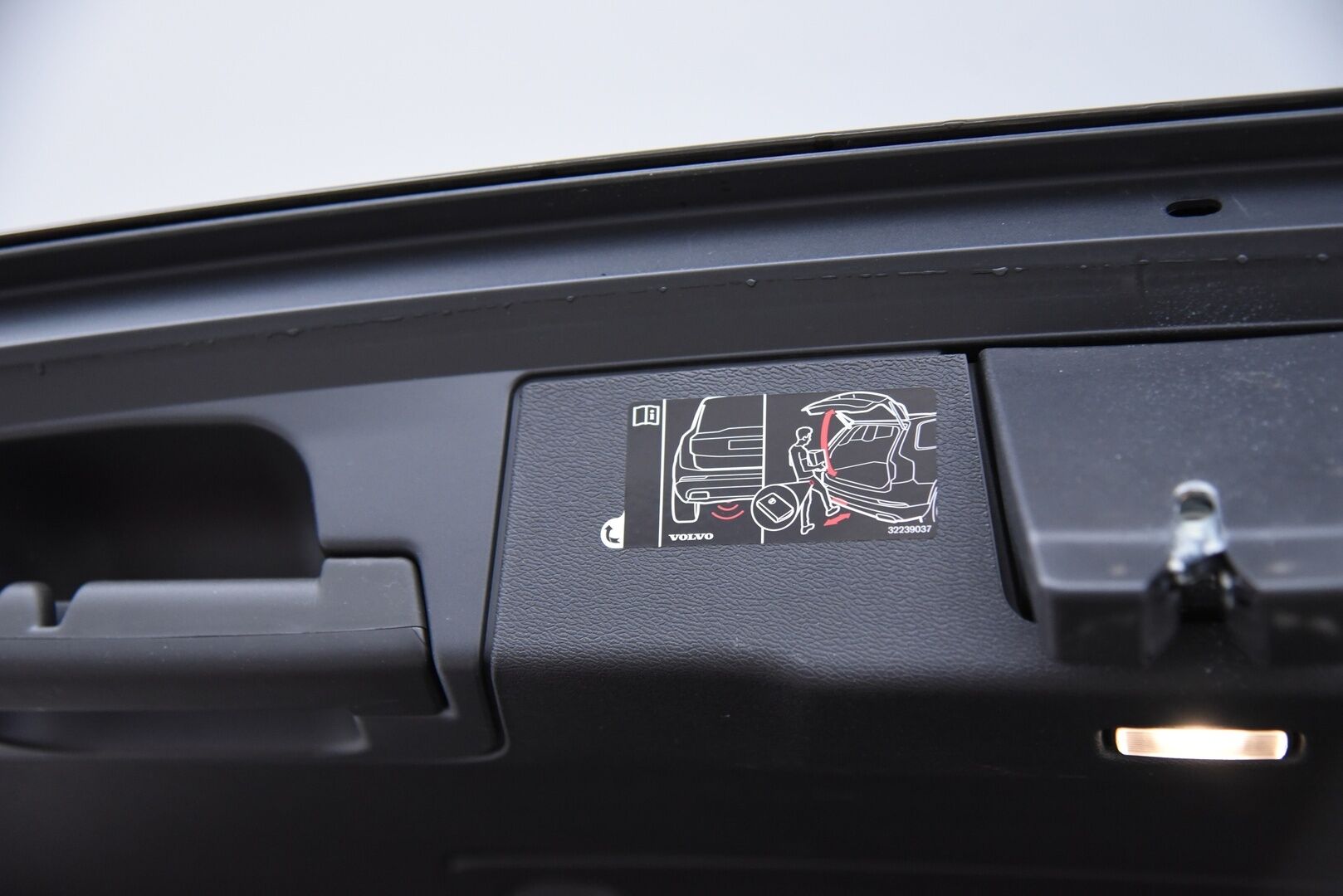 Volvo XC60 2019 T8 AWD Inscription aut / Webasto / Adapt.vak & Pilot assist / Muistipenkki / Keyless / VOC / P-kamera - 3,99 % KORKOTARJOUS TÄHÄN AUTOON 31.8. ASTI! - Four-C ilmajousitus / Sensus navi / 2-om Suomi-auto / 