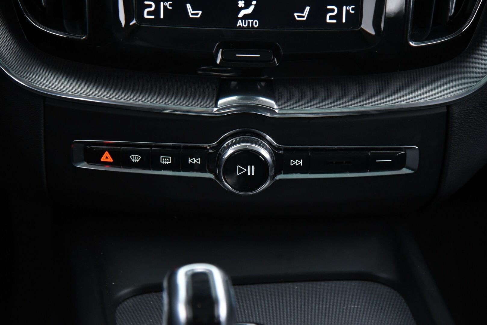 Volvo XC60 2019 T8 AWD Inscription aut / Webasto / Adapt.vak & Pilot assist / Muistipenkki / Keyless / VOC / P-kamera - 3,99 % KORKOTARJOUS TÄHÄN AUTOON 31.8. ASTI! - Four-C ilmajousitus / Sensus navi / 2-om Suomi-auto / 