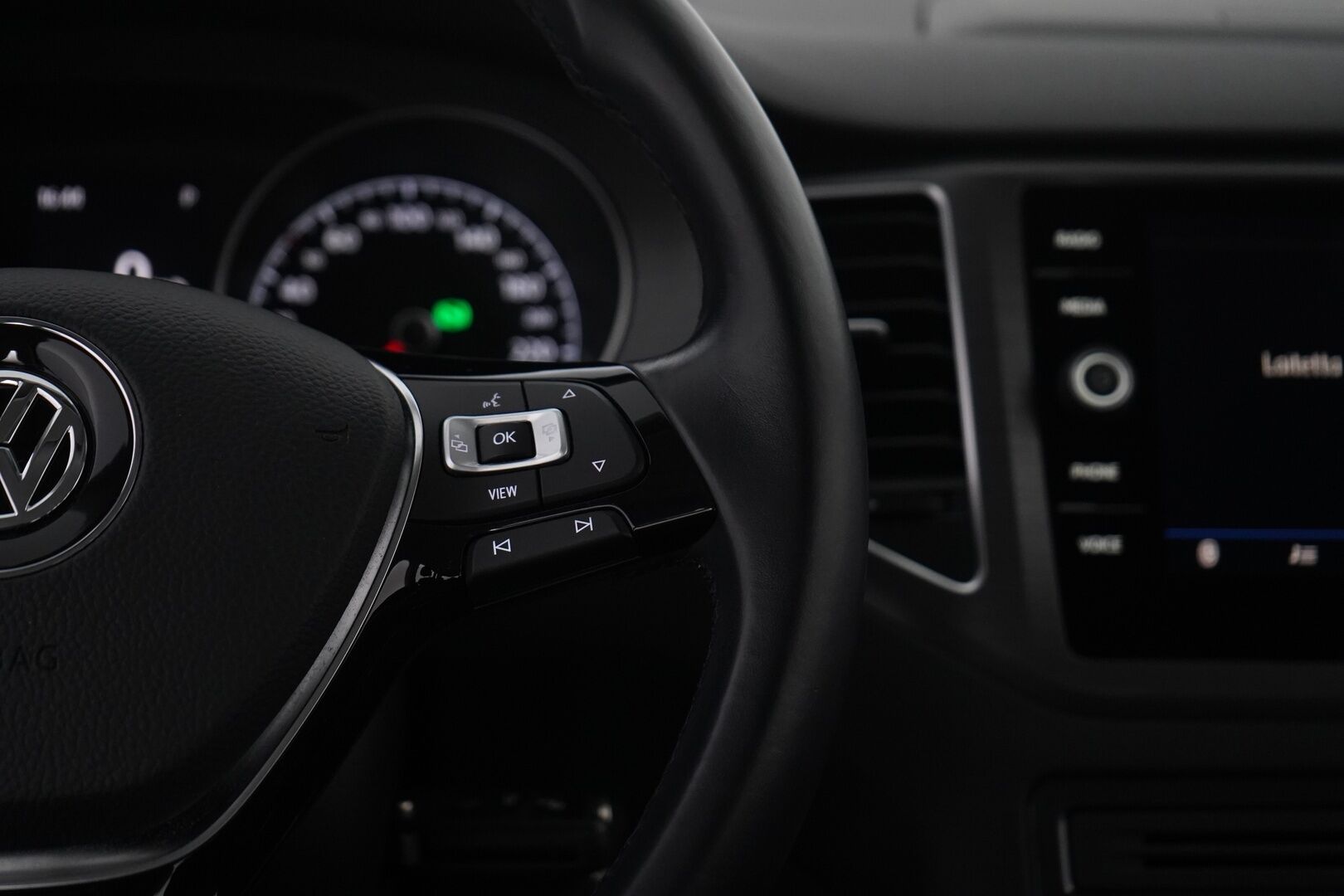 Volkswagen Golf Sportsvan 2019 Comfortline 1,0 TSI 85 kW (115 hv) DSG *ACC / Kamera / Apple Carplay & AndroidAuto* - KATSO KAMPANJAHINTA! / Kahdet renkaat / Jakohihna vaihdettu / Suomi-auto - HULLUT VÄLIPÄIVÄT KORKOTARJOUS 2,49%