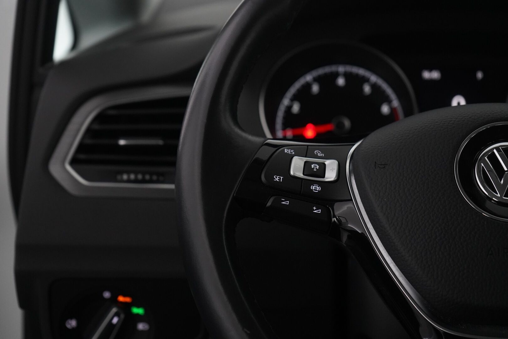 Volkswagen Golf Sportsvan 2019 Comfortline 1,0 TSI 85 kW (115 hv) DSG *ACC / Kamera / Apple Carplay & AndroidAuto* - KATSO KAMPANJAHINTA! / Kahdet renkaat / Jakohihna vaihdettu / Suomi-auto - HULLUT VÄLIPÄIVÄT KORKOTARJOUS 2,49%