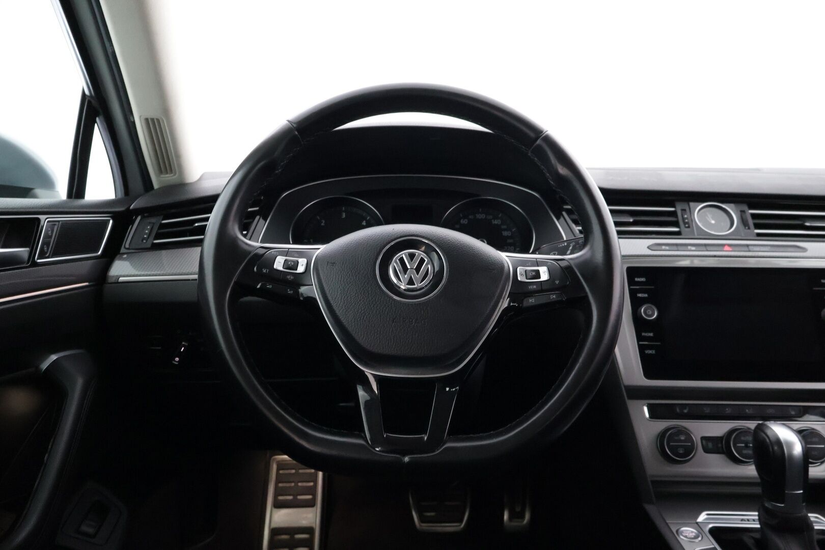 Volkswagen Passat 2019 Variant Alltrack 2,0 TDI SCR 140 kW (190 hv) 4MOTION DSG-automaatti *ACC / Webasto / KeyLessGo / LED / Nahka-alcantara* - Merkkihuollettu ja siistikuntoinen Suomi-auto kaksilla renkailla!