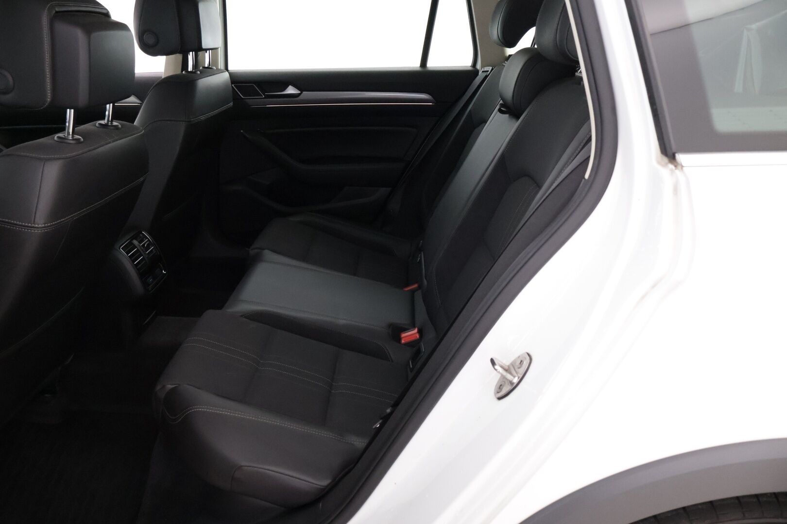 Volkswagen Passat 2019 Variant Alltrack 2,0 TDI SCR 140 kW (190 hv) 4MOTION DSG-automaatti *ACC / Webasto / KeyLessGo / LED / Nahka-alcantara* - Merkkihuollettu ja siistikuntoinen Suomi-auto kaksilla renkailla!