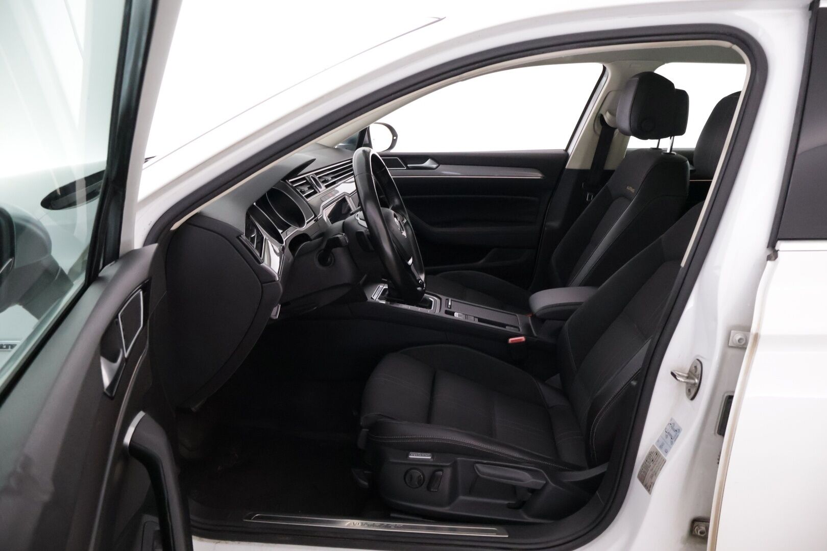 Volkswagen Passat 2019 Variant Alltrack 2,0 TDI SCR 140 kW (190 hv) 4MOTION DSG-automaatti *ACC / Webasto / KeyLessGo / LED / Nahka-alcantara* - Merkkihuollettu ja siistikuntoinen Suomi-auto kaksilla renkailla!