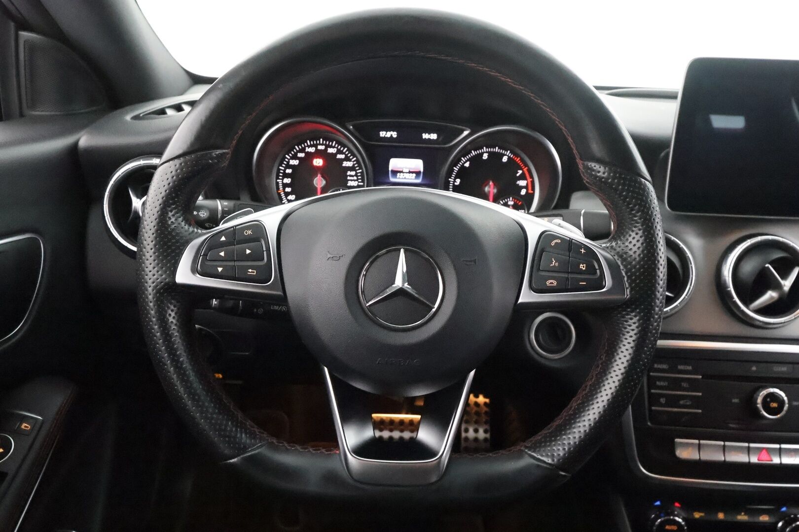 Mercedes-Benz CLA 2017 200 A Business AMG - | Facelift | LED | Nahka-alcantara | Urheilualusta | Sporttipenkit | Navi | P.tutkat | Bluetooth | Active Brake Assist | Vakkari | 2x renkaat aluin |