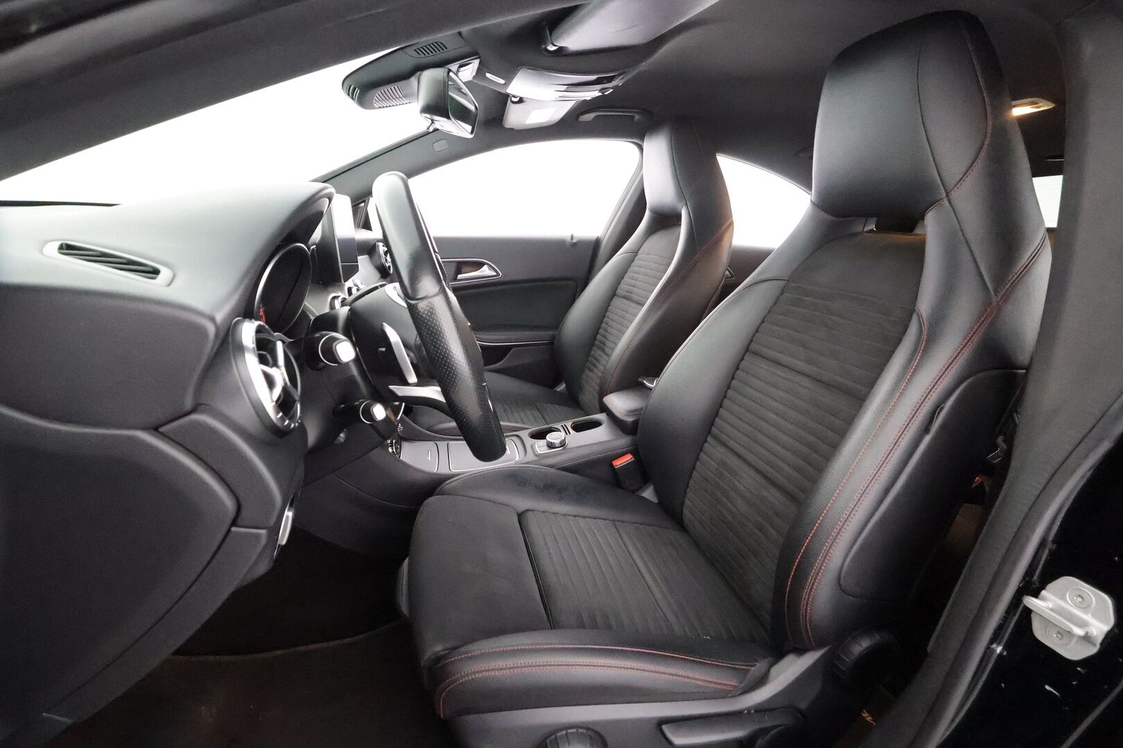Mercedes-Benz CLA 2017 200 A Business AMG - | Facelift | LED | Nahka-alcantara | Urheilualusta | Sporttipenkit | Navi | P.tutkat | Bluetooth | Active Brake Assist | Vakkari | 2x renkaat aluin |