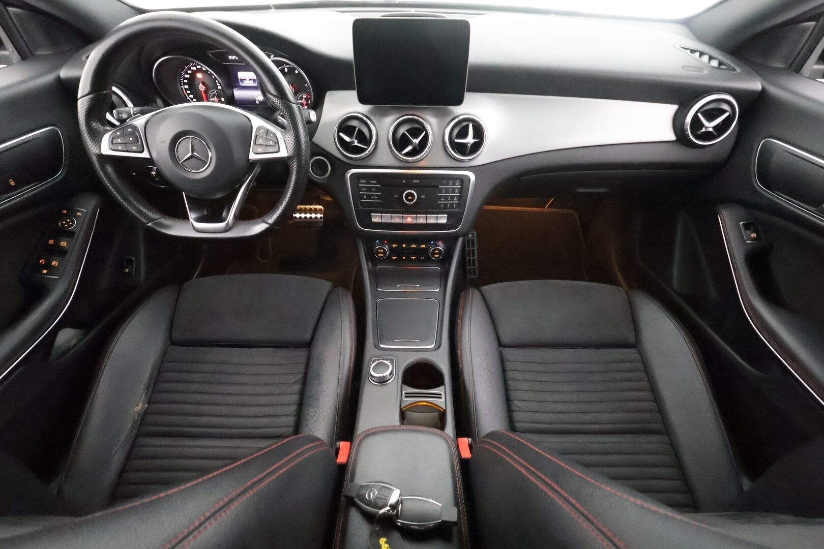 Mercedes-Benz CLA 2017 200 A Business AMG - | Facelift | LED | Nahka-alcantara | Urheilualusta | Sporttipenkit | Navi | P.tutkat | Bluetooth | Active Brake Assist | Vakkari | 2x renkaat aluin |