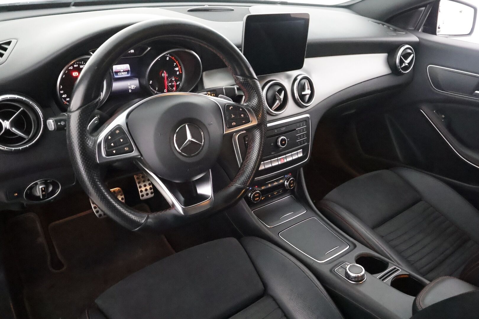 Mercedes-Benz CLA 2017 200 A Business AMG - | Facelift | LED | Nahka-alcantara | Urheilualusta | Sporttipenkit | Navi | P.tutkat | Bluetooth | Active Brake Assist | Vakkari | 2x renkaat aluin |