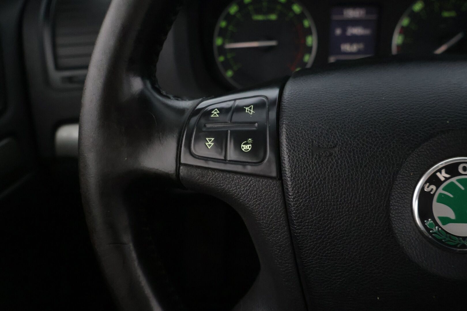 Skoda Octavia 2004 OCTAVIA HB 2.0 TDI DSG Viistoperä (AB) 4ov 1968cm3 A ** YritysOutlet - Myydään vain yrityksille - Sähköinen kattoluukku / Vetokoukku / Vakionopeudensäädin *