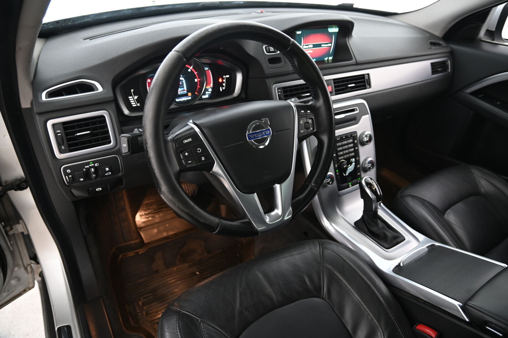 Volvo V70 2016 D3 Business Classic aut *Webasto / 1-OM.Suomi-auto / Nahat / Digimittaristo* - *Kahdet renkaat ja vanteet*