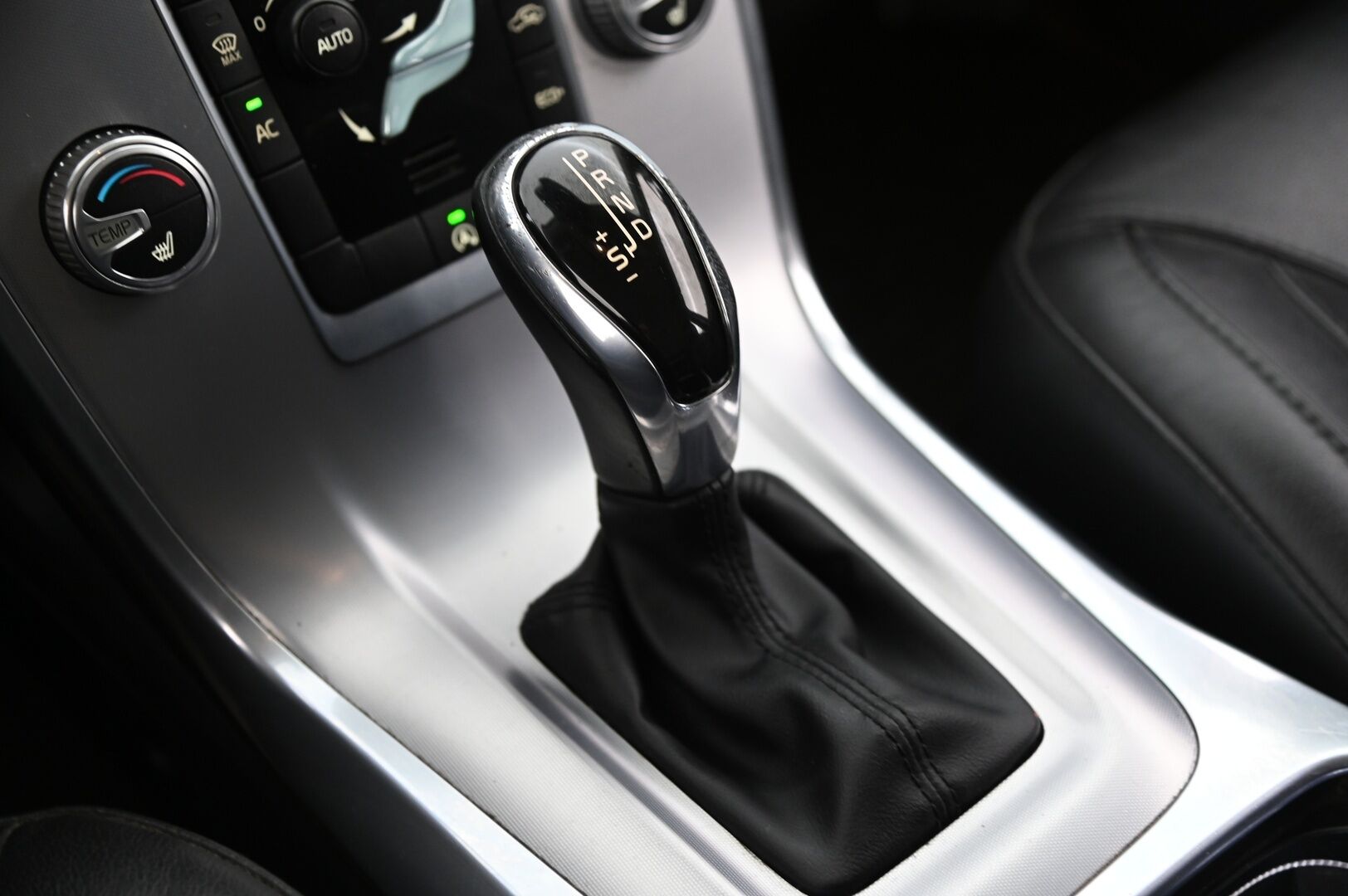 Volvo V70 2016 D3 Business Classic aut *Webasto / 1-OM.Suomi-auto / Nahat / Digimittaristo* - *Kahdet renkaat ja vanteet*