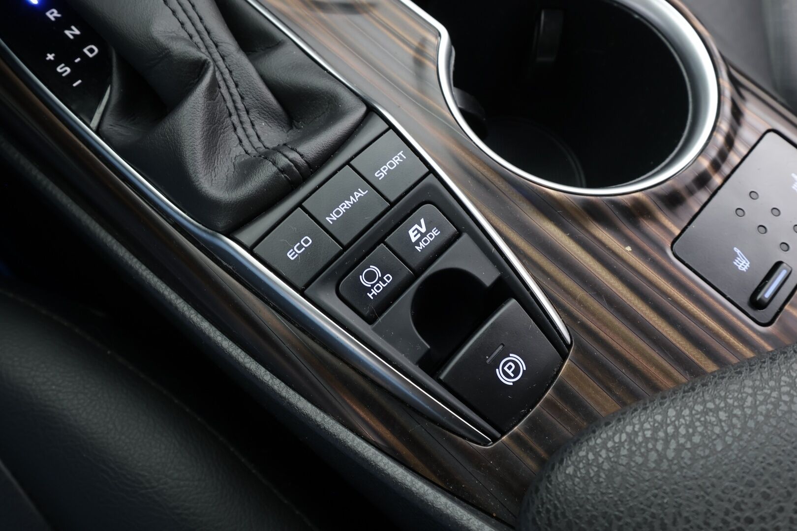 Toyota Camry 2020 2,5 Hybrid Style *ACC / LED /  P.Kamera / Sisätilanlämmitin / Navi / Nahkaverhoilu / Kaistavahti / Keyless* - *Suomi-auto / Kahdet renkaat / Merkkihuollettu*