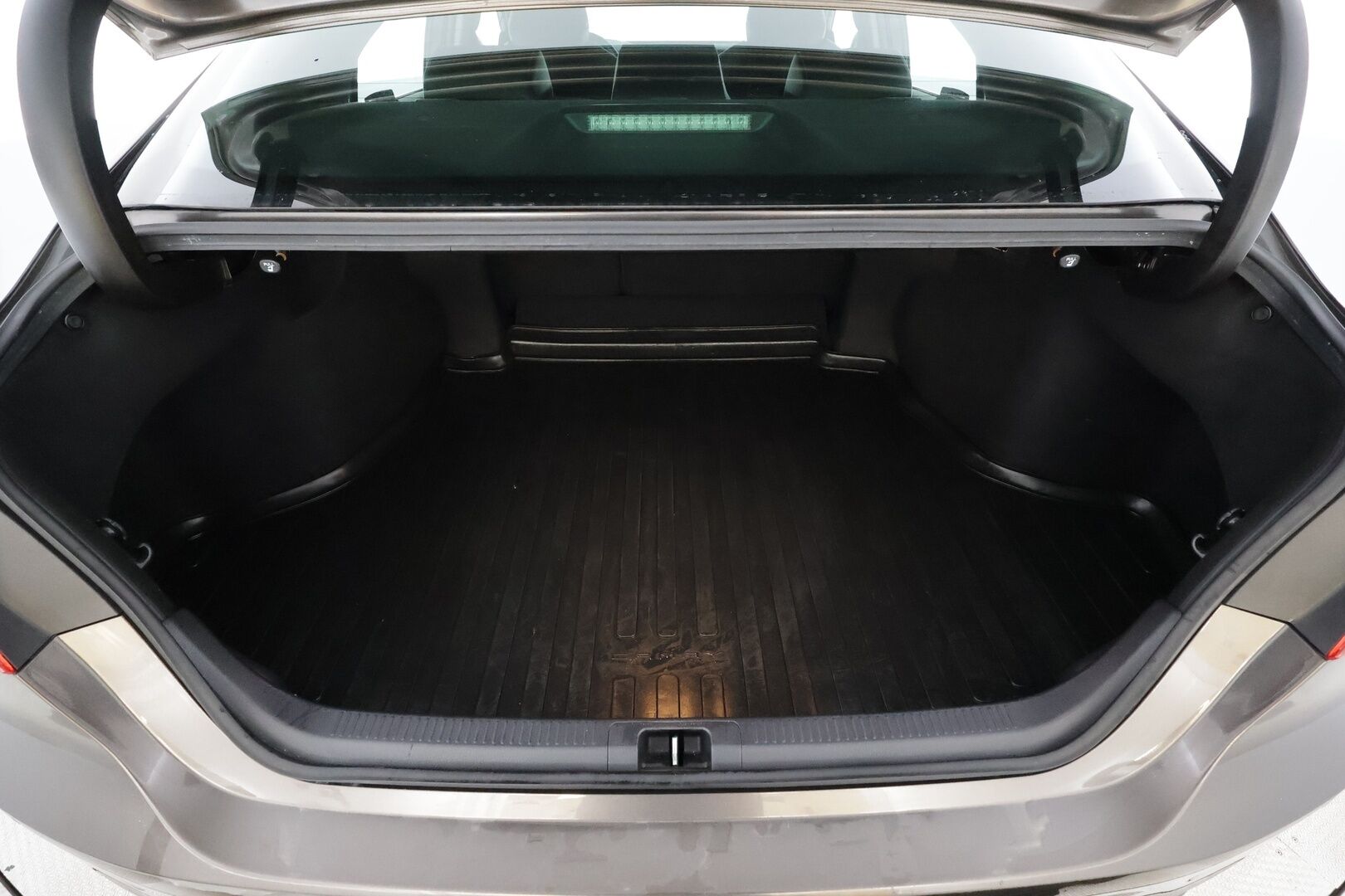 Toyota Camry 2020 2,5 Hybrid Style * ACC / LED /  P.Kamera / Sisätilanlämmitin / Navi / Nahkaverhoilu / Kaistavahti / Keyless * - Suomi-auto / Kahdet renkaat / Merkkihuollot - HULLUT BLACKWEEK JATKOT - KORKOTARJOUS 2,49%