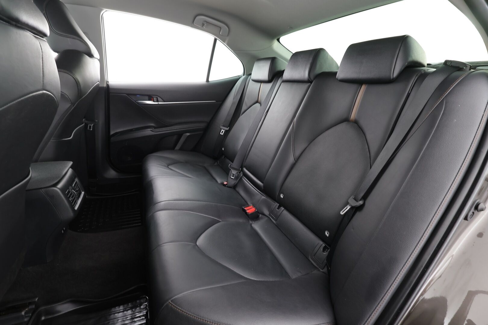 Toyota Camry 2020 2,5 Hybrid Style *ACC / LED /  P.Kamera / Sisätilanlämmitin / Navi / Nahkaverhoilu / Kaistavahti / Keyless* - *Suomi-auto / Kahdet renkaat / Merkkihuollettu*