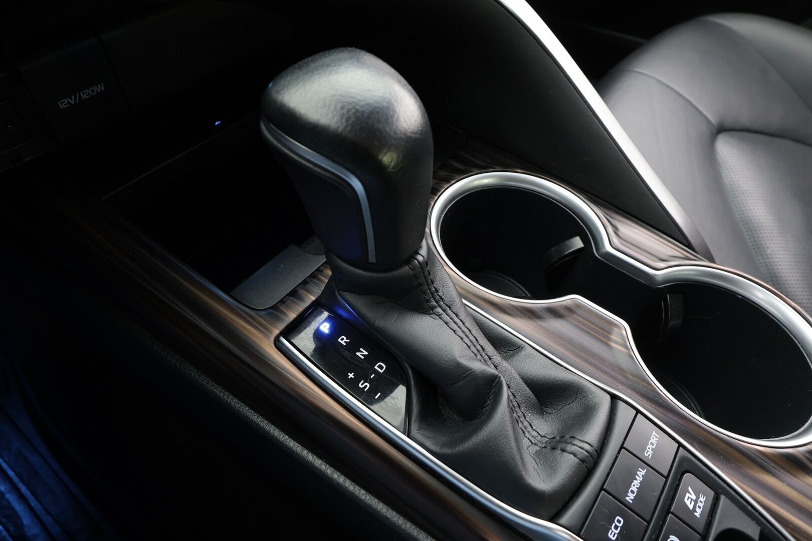 Toyota Camry 2020 2,5 Hybrid Style *ACC / LED /  P.Kamera / Sisätilanlämmitin / Navi / Nahkaverhoilu / Kaistavahti / Keyless* - *Suomi-auto / Kahdet renkaat / Merkkihuollettu*