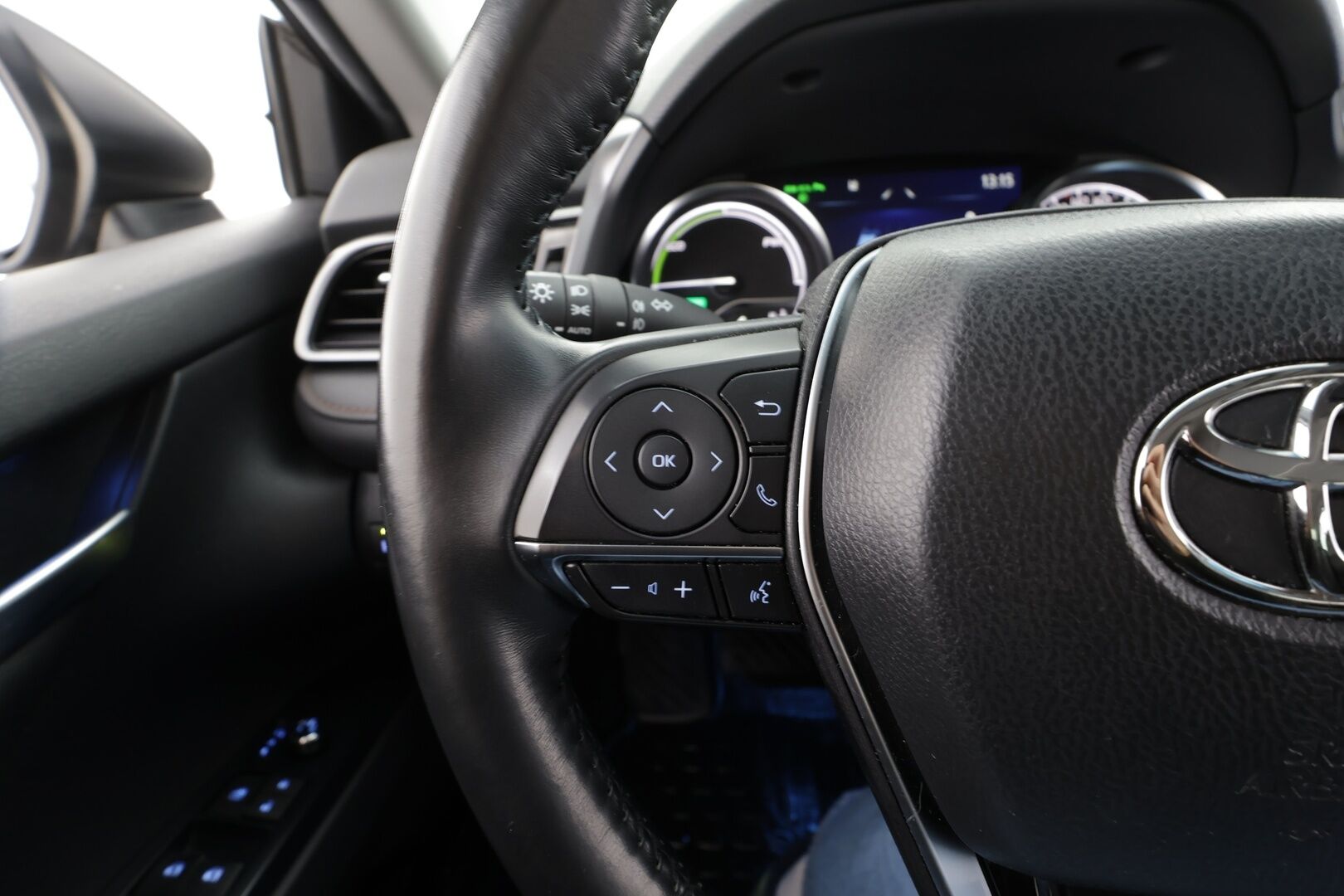 Toyota Camry 2020 2,5 Hybrid Style *ACC / LED /  P.Kamera / Sisätilanlämmitin / Navi / Nahkaverhoilu / Kaistavahti / Keyless* - *Suomi-auto / Kahdet renkaat / Merkkihuollettu*