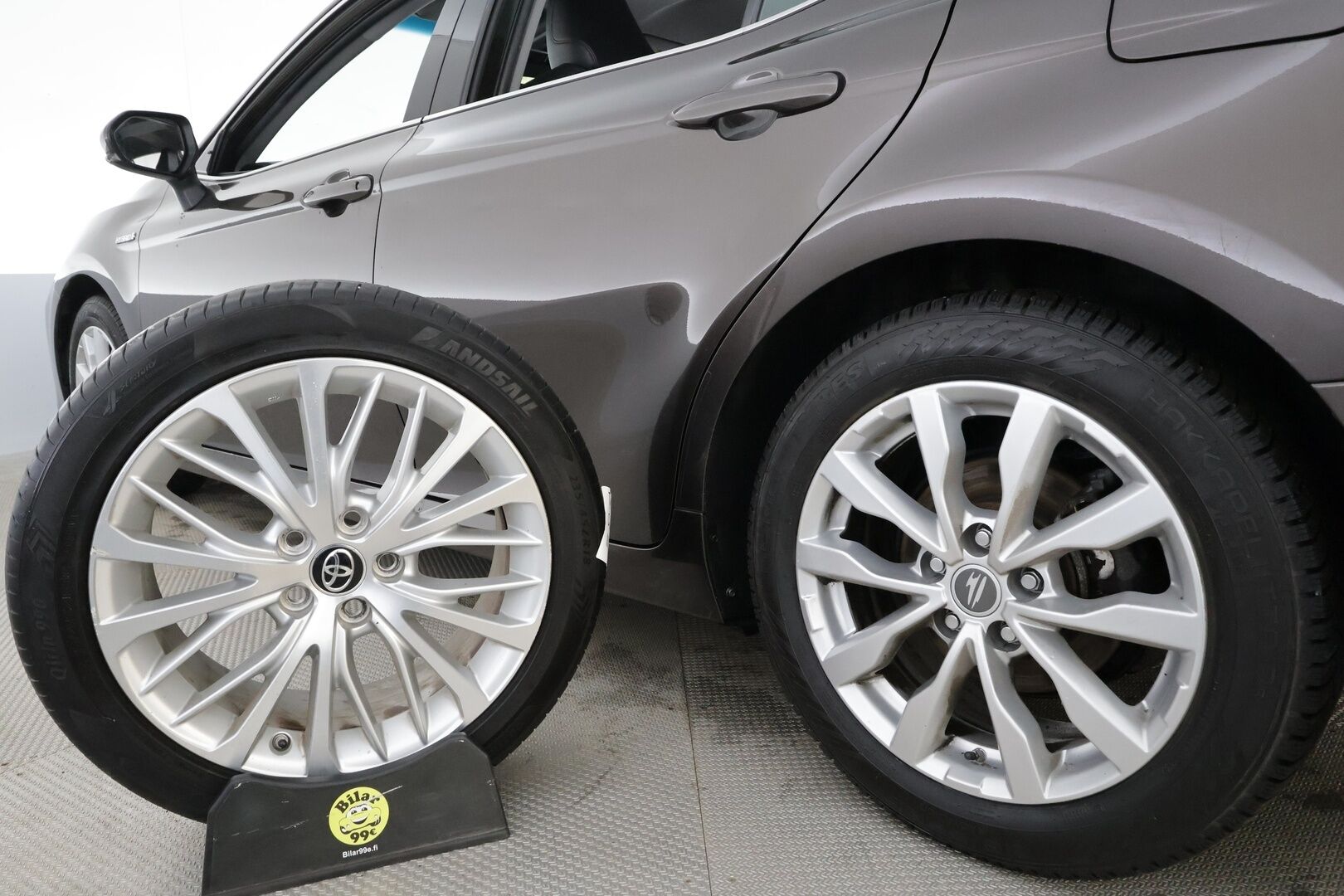 Toyota Camry 2020 2,5 Hybrid Style * ACC / LED /  P.Kamera / Sisätilanlämmitin / Navi / Nahkaverhoilu / Kaistavahti / Keyless * - Suomi-auto / Kahdet renkaat / Merkkihuollot - HULLUT BLACKWEEK JATKOT - KORKOTARJOUS 2,49%