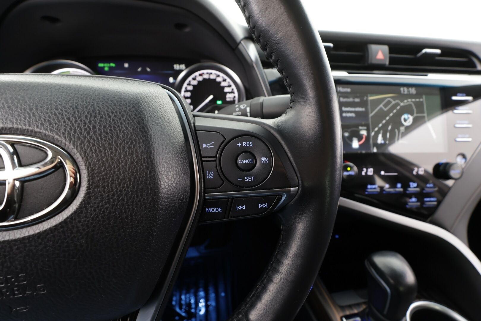 Toyota Camry 2020 2,5 Hybrid Style *ACC / LED /  P.Kamera / Sisätilanlämmitin / Navi / Nahkaverhoilu / Kaistavahti / Keyless* - *Suomi-auto / Kahdet renkaat / Merkkihuollettu*