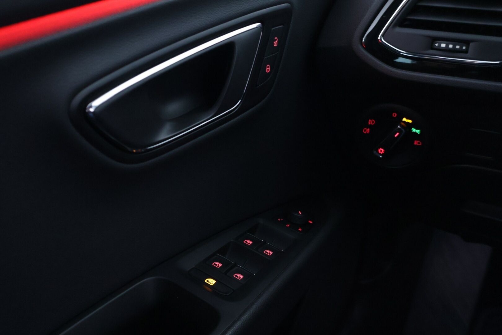 Seat LEON ST 2020 1,5 TGI 131 FR Business Class DSG * Adapt vakkari / Tutkat / Full link / Navi * - *Taloudellinen / Viimeisin huolto 08.2025 / Sporttinen*