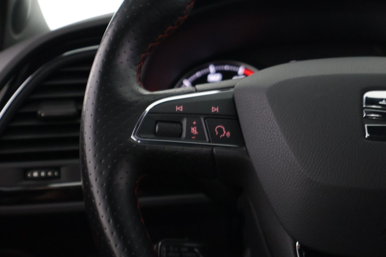 Seat LEON ST 2020 1,5 TGI 131 FR Business Class DSG * Adapt vakkari / Tutkat / Full link / Navi * - *Taloudellinen / Viimeisin huolto 08.2025 / Sporttinen*