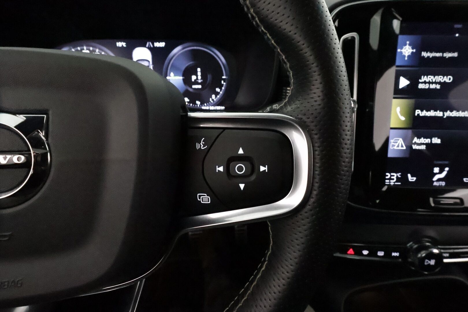 Volvo XC40 2021 T5 TwE Business R-Design aut **ACC / Full LED / 360° / H&K / Panorama / Muistipenkki / BLIS / Nahka-Alcantara / Webasto** - 3,99 % KORKOTARJOUS TÄHÄN AUTOON 14.9. ASTI! - Kahdet renkaat aluvanteilla / Merkkihuollettu