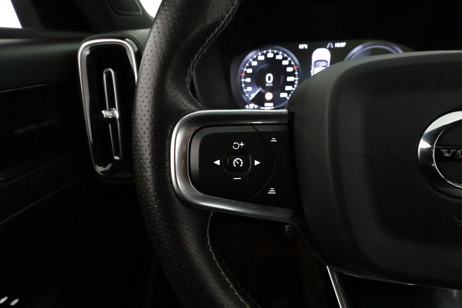 Volvo XC40 2021 T5 TwE Business R-Design aut **ACC / Full LED / 360° / H&K / Panorama / Muistipenkki / BLIS / Nahka-Alcantara / Webasto** - 3,99 % KORKOTARJOUS TÄHÄN AUTOON 14.9. ASTI! - Kahdet renkaat aluvanteilla / Merkkihuollettu