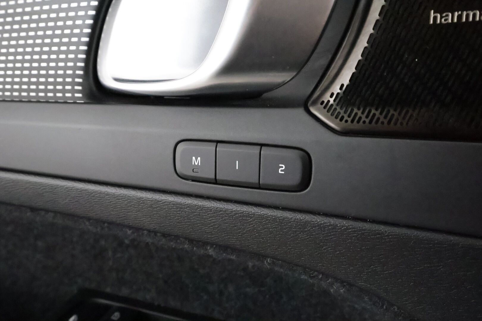 Volvo XC40 2021 T5 TwE Business R-Design aut **ACC / Full LED / 360° / H&K / Panorama / Muistipenkki / BLIS / Nahka-Alcantara / Webasto** - 3,99 % KORKOTARJOUS TÄHÄN AUTOON 14.9. ASTI! - Kahdet renkaat aluvanteilla / Merkkihuollettu