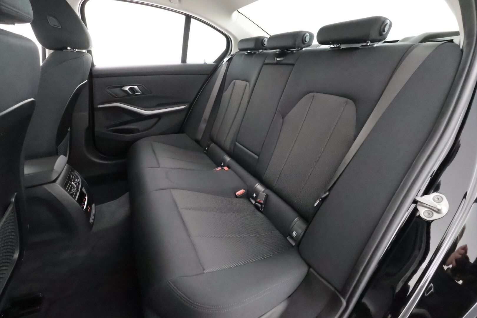 BMW 320 2022 G20 Sedan 320d A xDrive Business MHEV * Webasto / Koukku / LED / P.kamera / Navi / Kaistavahti / Digimittaristo * - Suomi-auto / Kahdet hyvä kuntoiset renkaat! 