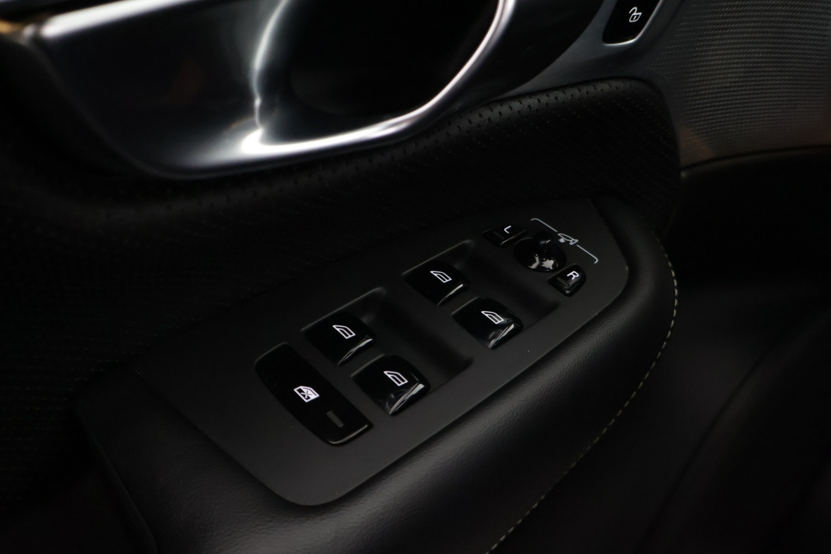 Volvo XC90 2022 T8 AWD Long Range High Performance R-Design aut *Bowers&Wilkins / 360° kamerat / Panorama / Ilma-alusta / Full-LED / Tehdaskoukku / Webasto* - 1-omisteinen Suomi-auto / Huippuvarusteet / Merkkiliikkeen huoltohistoria / Näyttävä