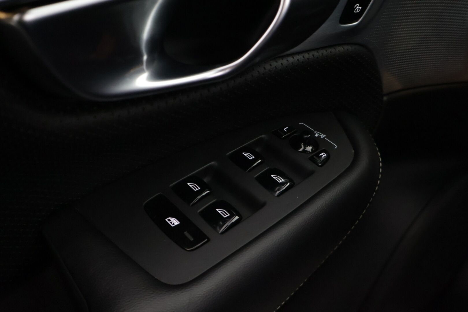 Volvo XC90 2022 T8 AWD Long Range High Performance R-Design aut *Bowers&Wilkins / 360° kamerat / Panorama / Ilma-alusta / Full-LED / Tehdaskoukku / Webasto* - 1-omisteinen Suomi-auto / Huippuvarusteet / Merkkiliikkeen huoltohistoria / Näyttävä