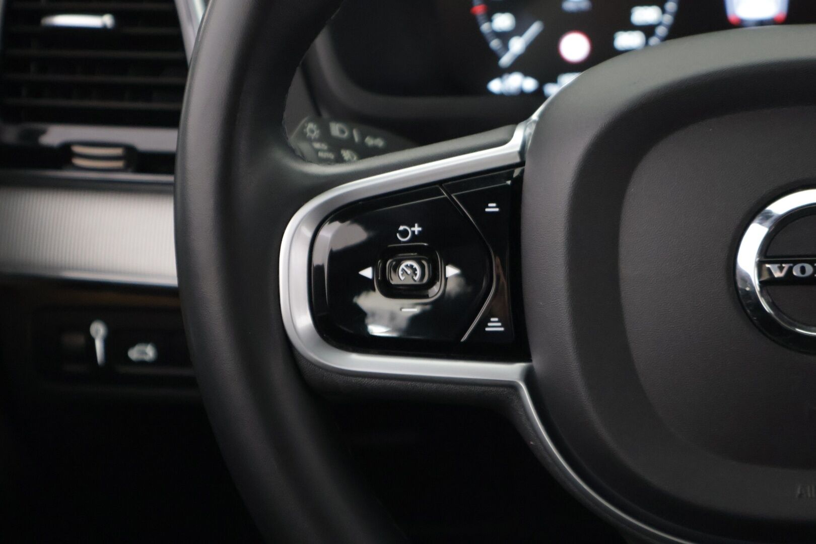 Volvo XC90 2022 T8 AWD Long Range High Performance R-Design aut *Bowers&Wilkins / 360° kamerat / Panorama / Ilma-alusta / Full-LED / Tehdaskoukku / Webasto* - 1-omisteinen Suomi-auto / Huippuvarusteet / Merkkiliikkeen huoltohistoria / Näyttävä