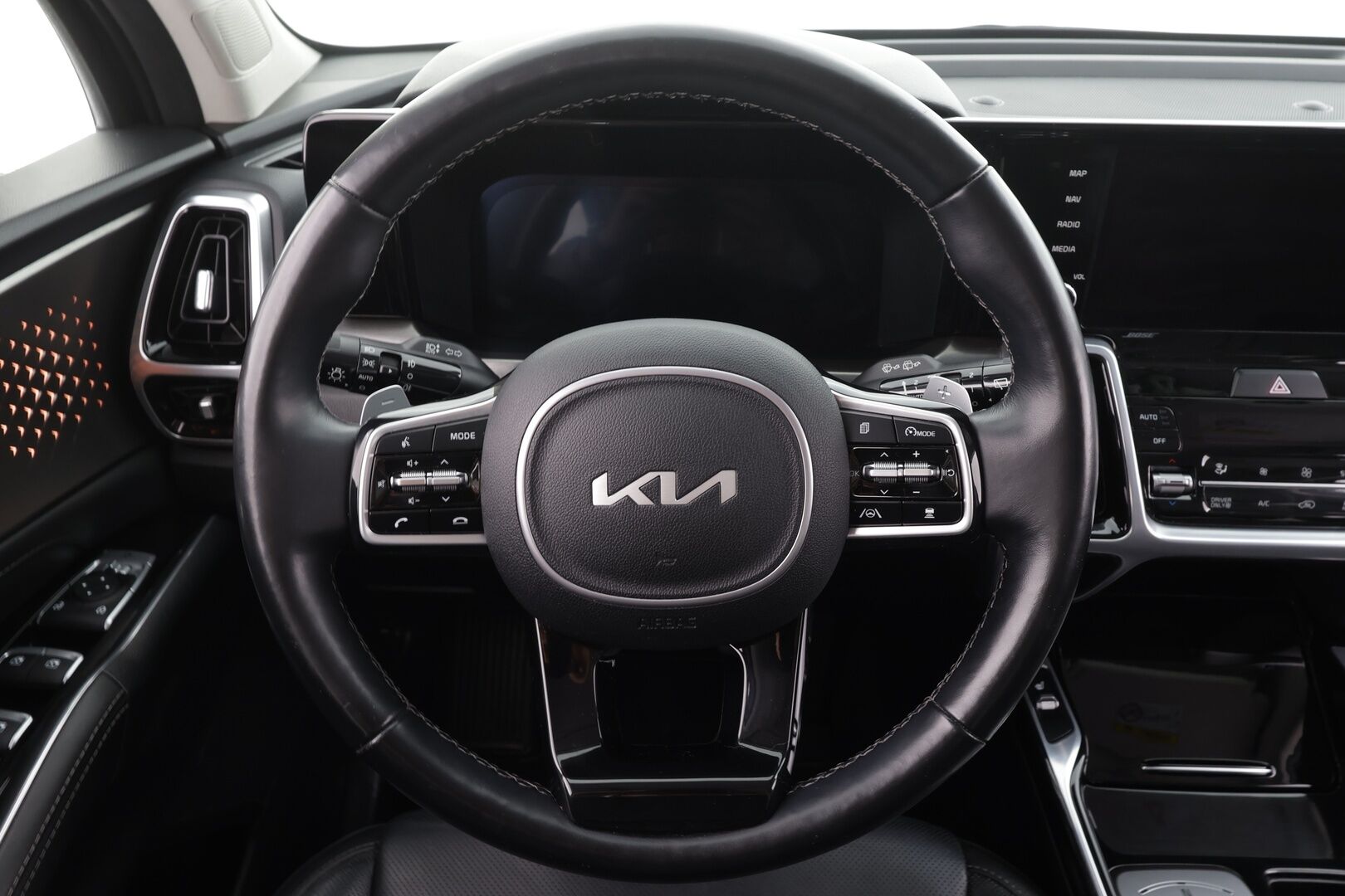 Kia Sorento 2022 1,6 T-GDI Hybrid AWD Business Premium AT 7-P * ACC / 360° / Bose / Sähköpenkit / Koukku / Navi / LED * - *Suomi-Auto / Lohkolämmitin / Digimittaristo / Kahdet renkaat / Merkkihuollettu*