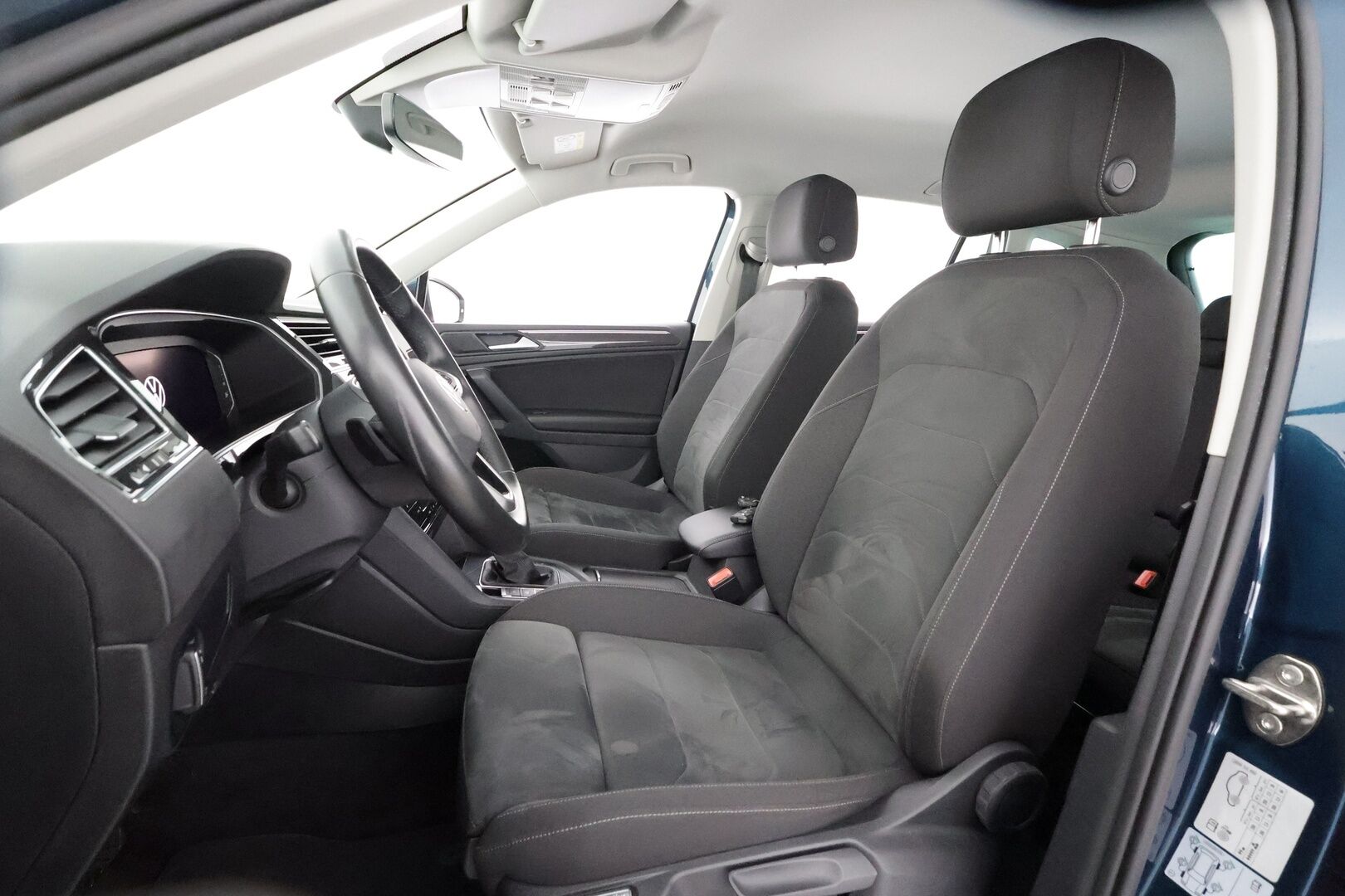 Volkswagen Tiguan 2022 Style eHybrid 180 kW DSG * ACC / Koukku / IQ-Light Matrix LED / P.kamera / Keyless / Sporttipenkit * - Suomi-auto / Kahdet Renkaat / Koti & Kauppalaturi - HULLUT AVAJAISHULINAT KORKOTARJOUS 3,29 %