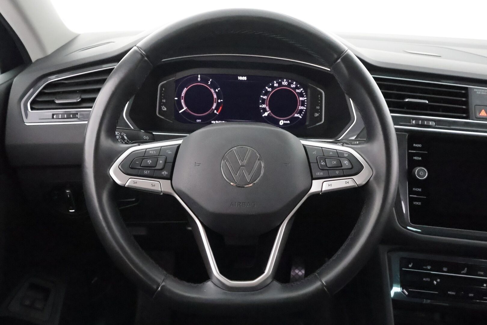 Volkswagen Tiguan 2022 Style eHybrid 180 kW DSG - ACC | Koukku | IQ-Light Matrix LED | P.kamera | Keyless | Sporttipenkit | Suomi-auto | Kahdet Renkaat vanteilla | Molemmat laturit