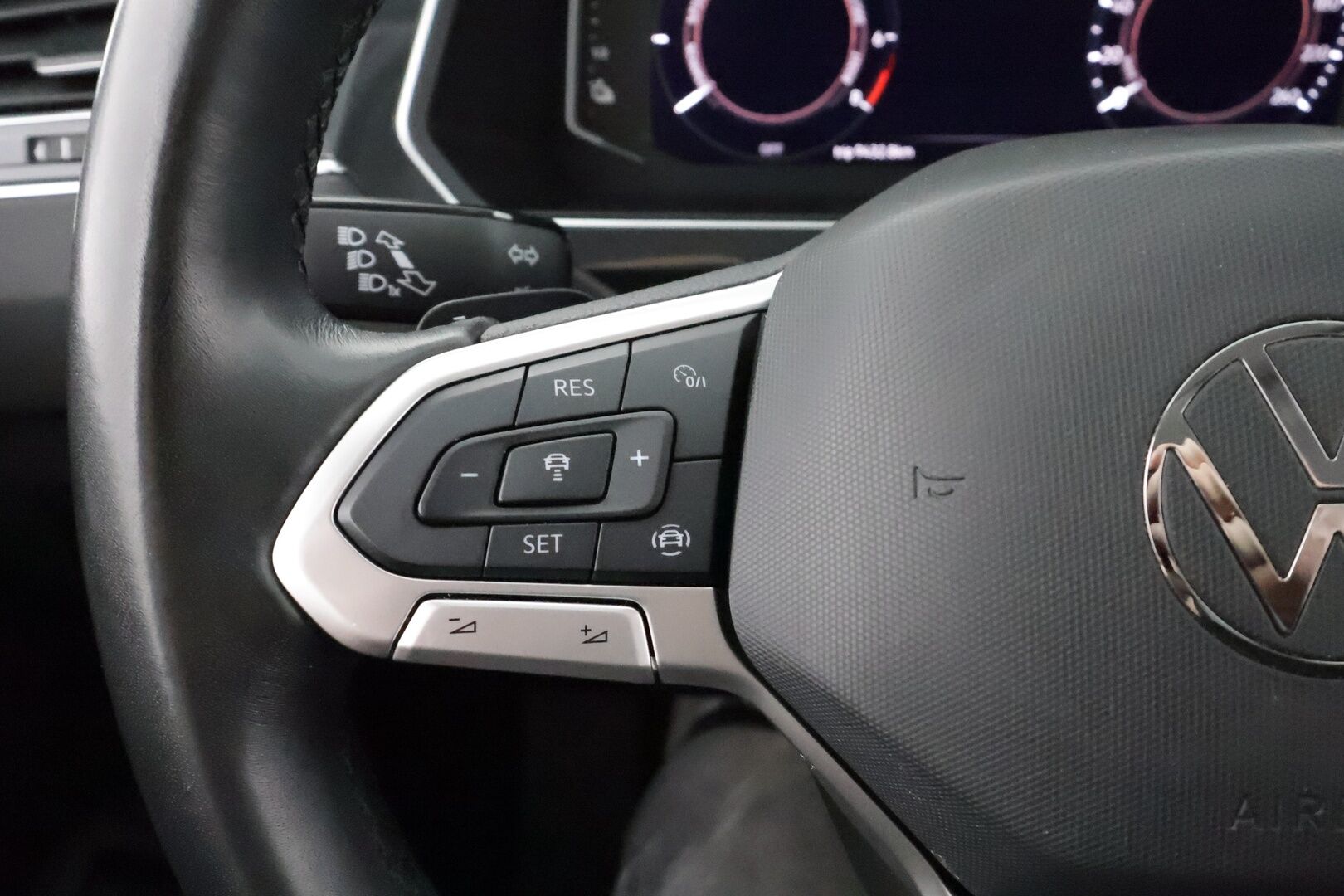 Volkswagen Tiguan 2022 Style eHybrid 180 kW DSG - ACC | Koukku | IQ-Light Matrix LED | P.kamera | Keyless | Sporttipenkit | Suomi-auto | Kahdet Renkaat vanteilla | Molemmat laturit
