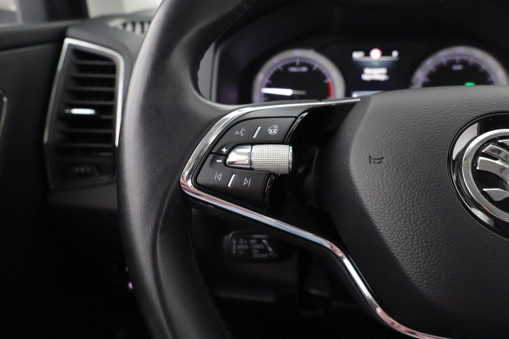 Skoda Karoq 2022 1.5 TSI Style BusinessLine DSG Autom. 1-om. Suomi-auto / Webasto / Adapt. Vakkari / Kaistavahti / P-kamera / LED-valot / Navi / KeylessGo / 2x renkaat - 1-om. Suomi-auto uudemmalla paremmalla tekniikalla 