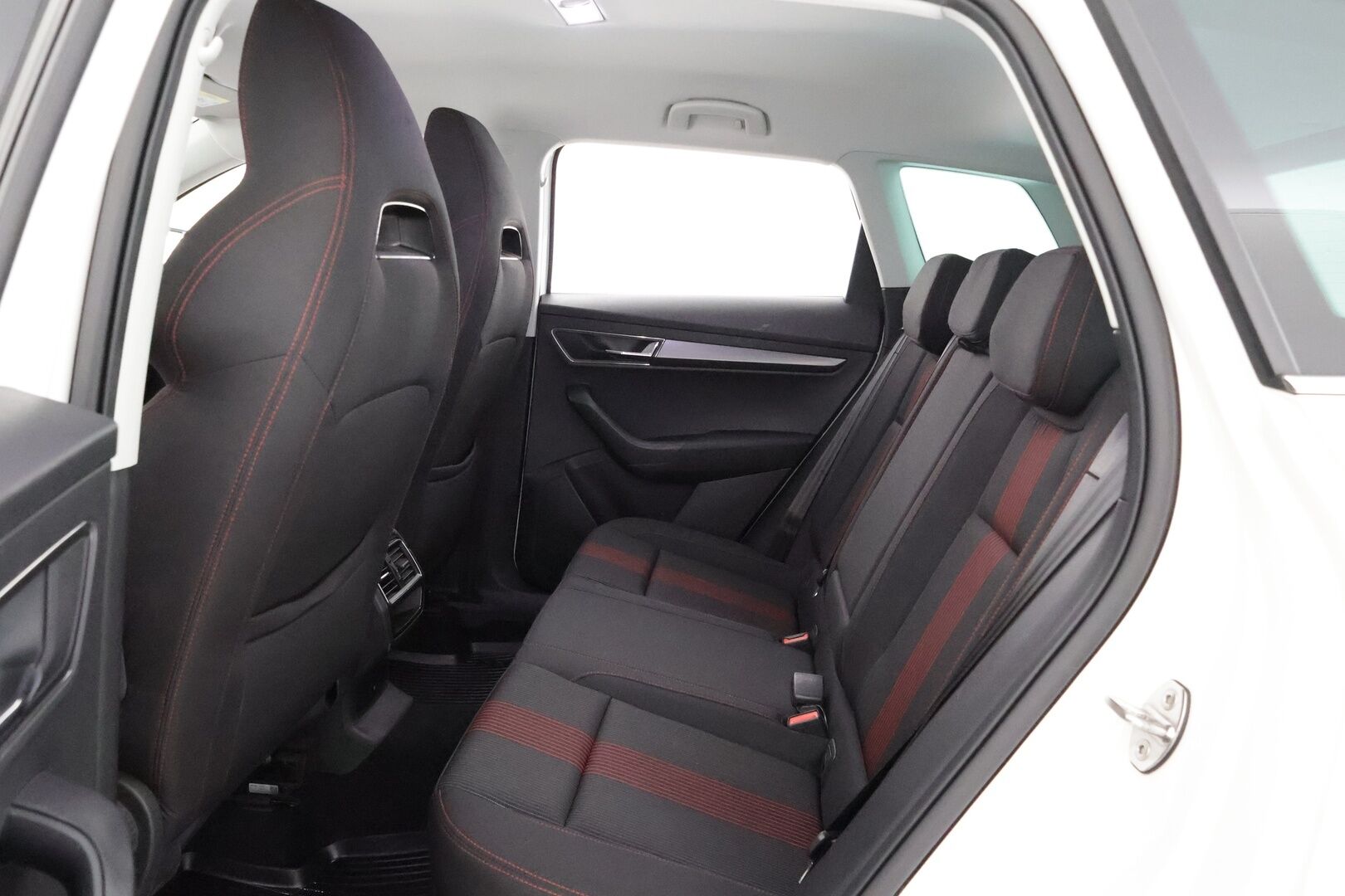Skoda Karoq 2022 1.5 TSI Style BusinessLine DSG Autom. 1-om. Suomi-auto / Webasto / Adapt. Vakkari / Kaistavahti / P-kamera / LED-valot / Navi / KeylessGo / 2x renkaat - 1-om. Suomi-auto uudemmalla paremmalla tekniikalla 