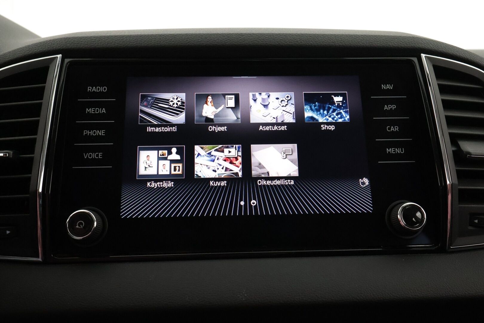 Skoda Karoq 2022 1.5 TSI Style BusinessLine DSG Autom. 1-om. Suomi-auto / Webasto / Adapt. Vakkari / Kaistavahti / P-kamera / LED-valot / Navi / KeylessGo / 2x renkaat - 1-om. Suomi-auto uudemmalla paremmalla tekniikalla 