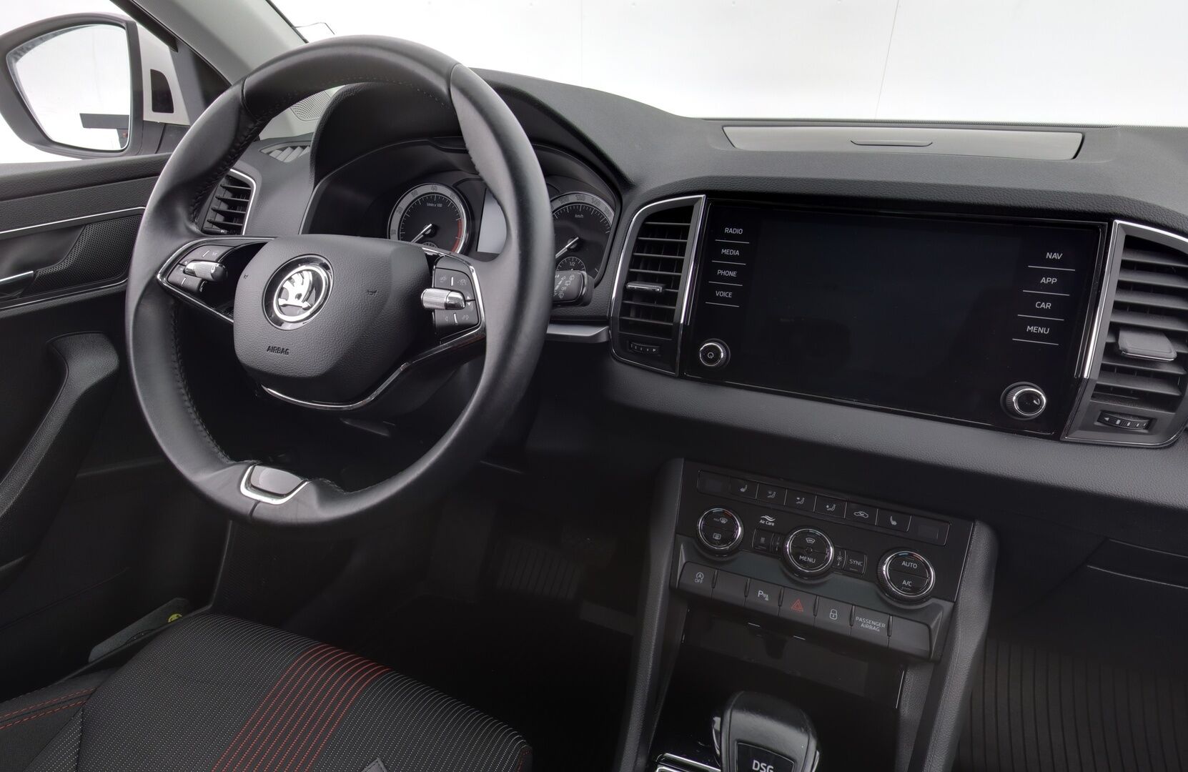 Skoda Karoq 2022 1.5 TSI Style BusinessLine DSG Autom. 1-om. Suomi-auto / Webasto / Adapt. Vakkari / Kaistavahti / P-kamera / LED-valot / Navi / KeylessGo / 2x renkaat - 1-om. Suomi-auto uudemmalla paremmalla tekniikalla 