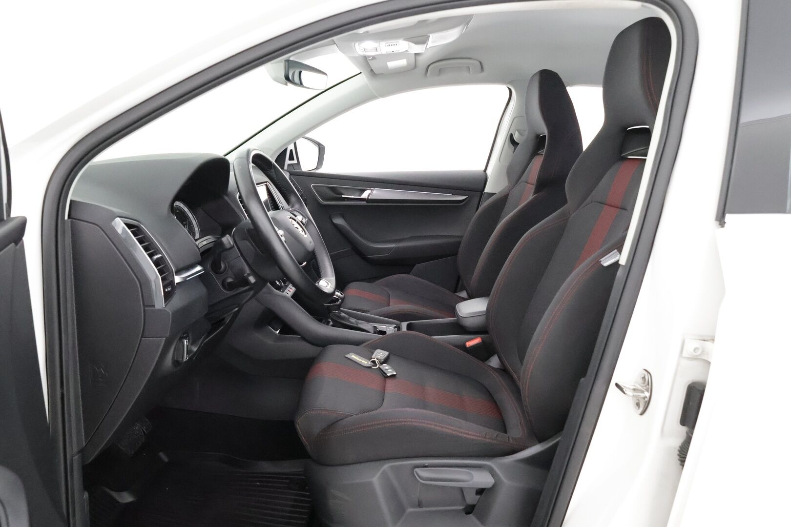 Skoda Karoq 2022 1.5 TSI Style BusinessLine DSG Autom. 1-om. Suomi-auto / Webasto / Adapt. Vakkari / Kaistavahti / P-kamera / LED-valot / Navi / KeylessGo / 2x renkaat - 1-om. Suomi-auto uudemmalla paremmalla tekniikalla 