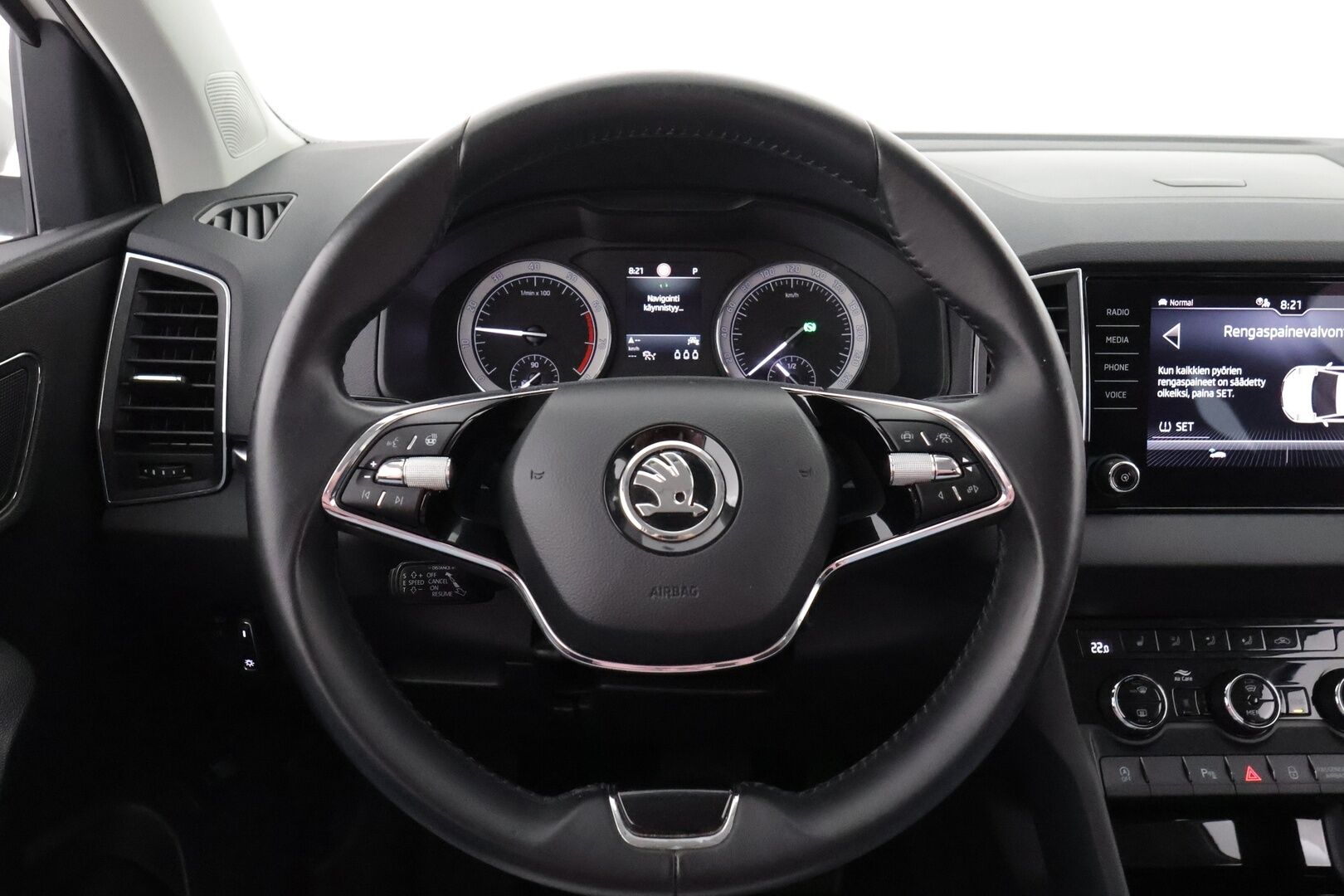 Skoda Karoq 2022 1.5 TSI Style BusinessLine DSG Autom. 1-om. Suomi-auto / Webasto / Adapt. Vakkari / Kaistavahti / P-kamera / LED-valot / Navi / KeylessGo / 2x renkaat - 1-om. Suomi-auto uudemmalla paremmalla tekniikalla 