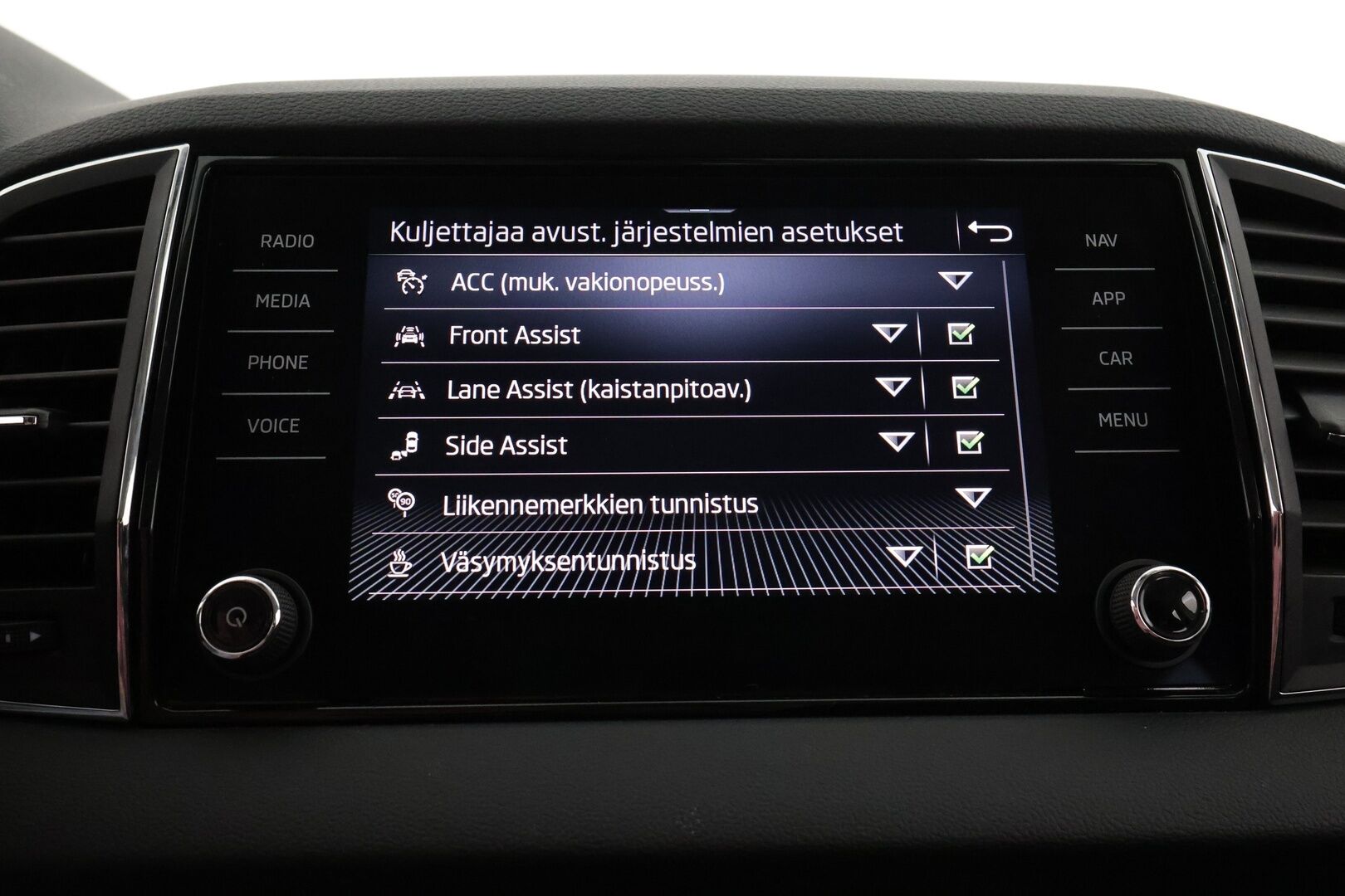 Skoda Karoq 2022 1.5 TSI Style BusinessLine DSG Autom. 1-om. Suomi-auto / Webasto / Adapt. Vakkari / Kaistavahti / P-kamera / LED-valot / Navi / KeylessGo / 2x renkaat - 1-om. Suomi-auto uudemmalla paremmalla tekniikalla 