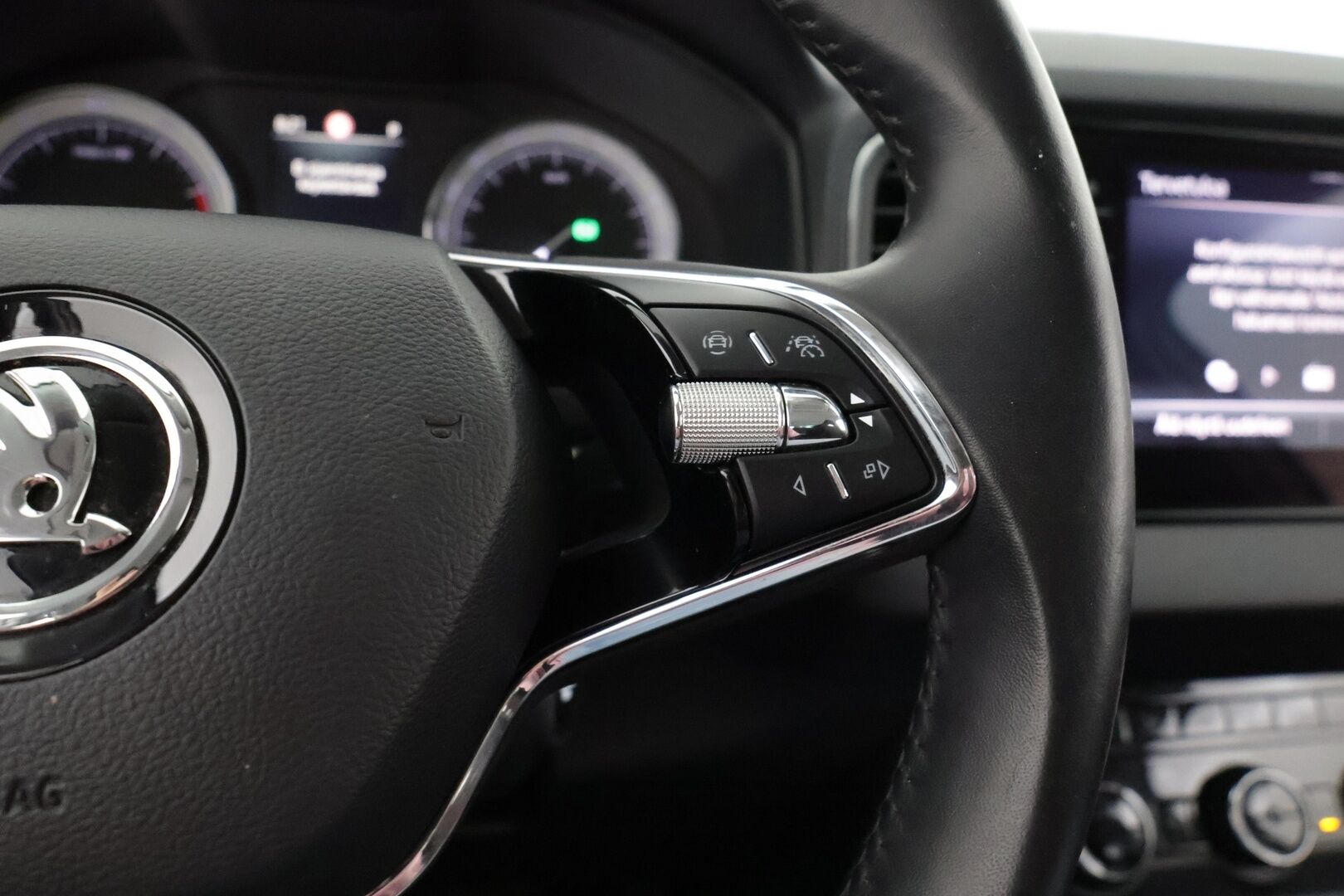Skoda Karoq 2022 1.5 TSI Style BusinessLine DSG Autom. 1-om. Suomi-auto / Webasto / Adapt. Vakkari / Kaistavahti / P-kamera / LED-valot / Navi / KeylessGo / 2x renkaat - 1-om. Suomi-auto uudemmalla paremmalla tekniikalla 