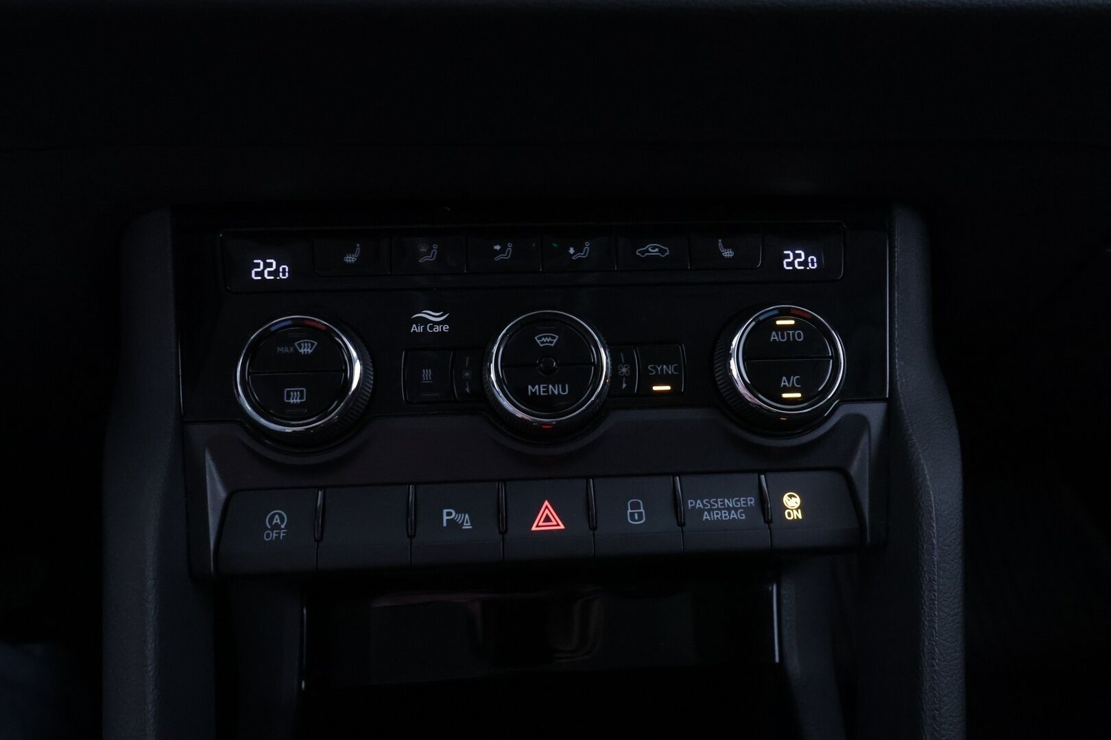 Skoda Karoq 2022 1.5 TSI Style BusinessLine DSG Autom. 1-om. Suomi-auto / Webasto / Adapt. Vakkari / Kaistavahti / P-kamera / LED-valot / Navi / KeylessGo / 2x renkaat - 1-om. Suomi-auto uudemmalla paremmalla tekniikalla 