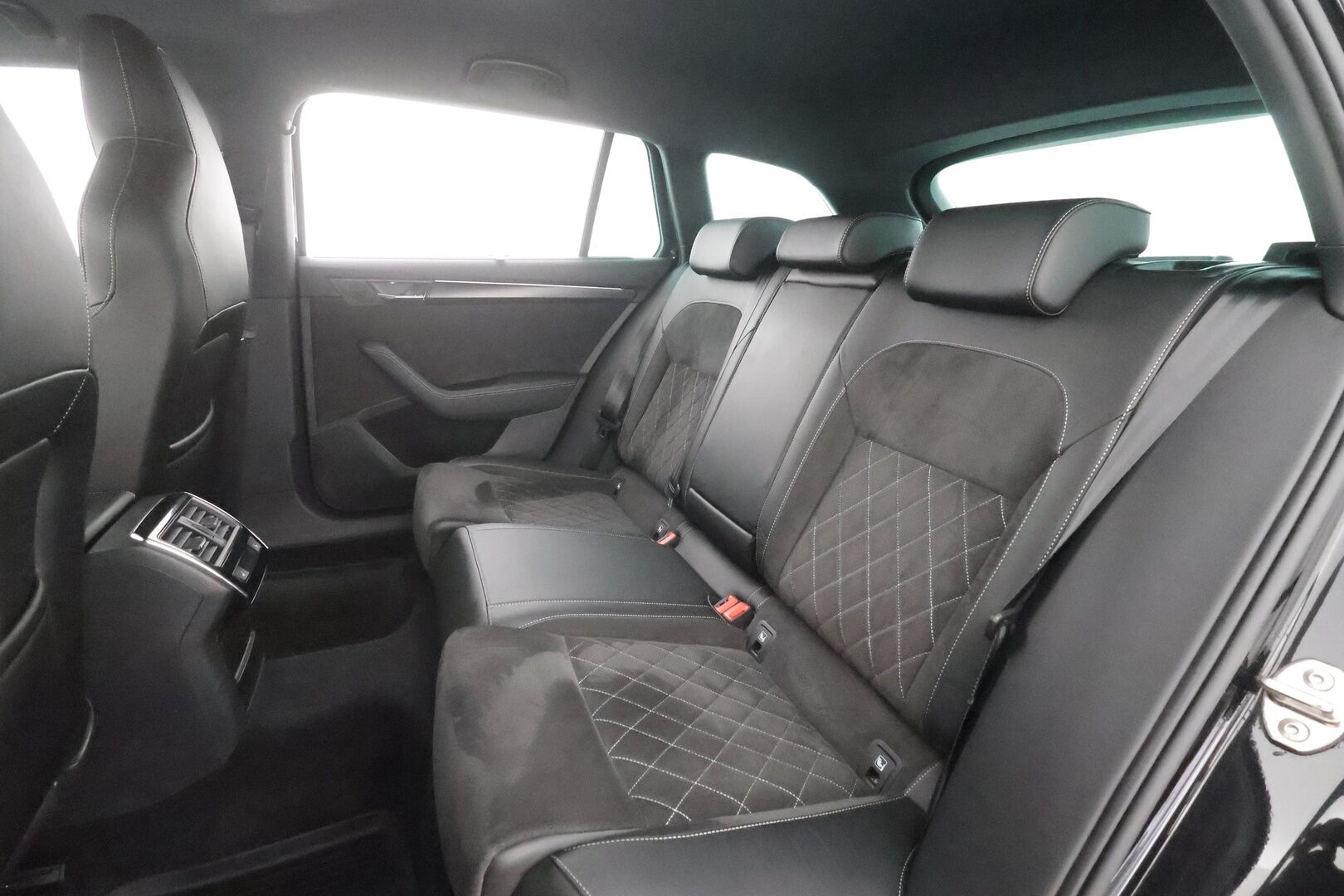 Skoda Superb 2022 Combi 1.4 TSI PHEV SportLine iV DSG Autom. - | ACC | Canton | Muisitpenkki | Puolinahat | LED | P.kamera | Keyless | Digimittaristo | Apple&Android | 1.Om Suomi-auto | Kahdet Renkaat | Merkkihuollettu |