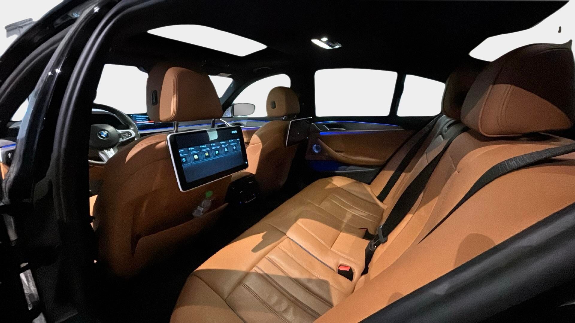 BMW 530 2017 G30 Sedan 530e A iPerformance M Sport ** B&W / Eleohjaus / Autopilot / Soft Close / Carplay / Adapt. LED / Muisti nahat / HUD / 360 / Panorama * - Harvinaisilla varusteilla! Takanäytöt, B&W, Erikoisväri, Imuovet, Adapt alusta, Display key,  Ambient air, 4 alue ilmastointi. Puhdas vertical