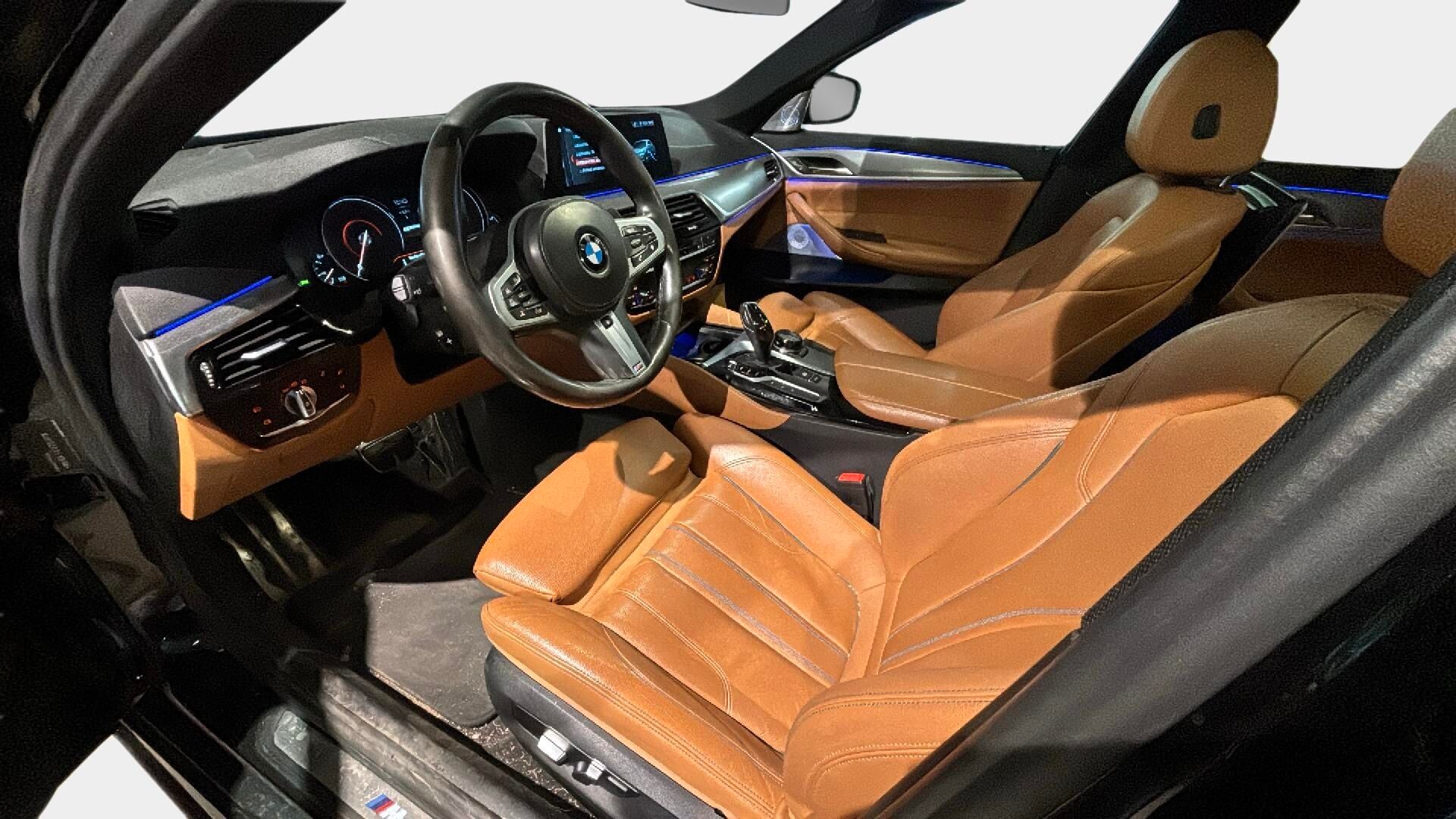 BMW 530 2017 G30 Sedan 530e A iPerformance M Sport ** B&W / Eleohjaus / Autopilot / Soft Close / Carplay / Adapt. LED / Muisti nahat / HUD / 360 / Panorama * - Harvinaisilla varusteilla! Takanäytöt, B&W, Erikoisväri, Imuovet, Adapt alusta, Display key,  Ambient air, 4 alue ilmastointi. Puhdas vertical
