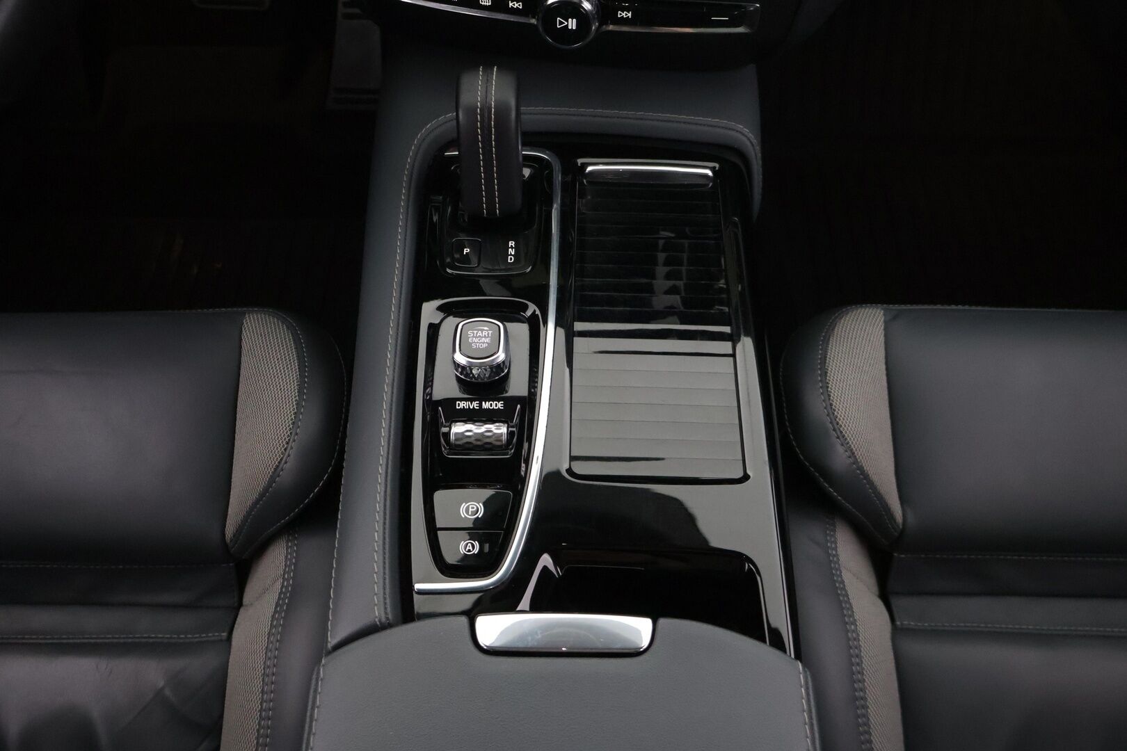 Volvo V60 2021 T8 TwE AWD R-Design aut *H&K / HUD / 360° / Panorama / Tehdaskoukku / Adapt. vakkari / Webasto* - *Volvo Exterior Styling Kit / Jakohihna vaihdettu 2025 / Huippuvarusteet*