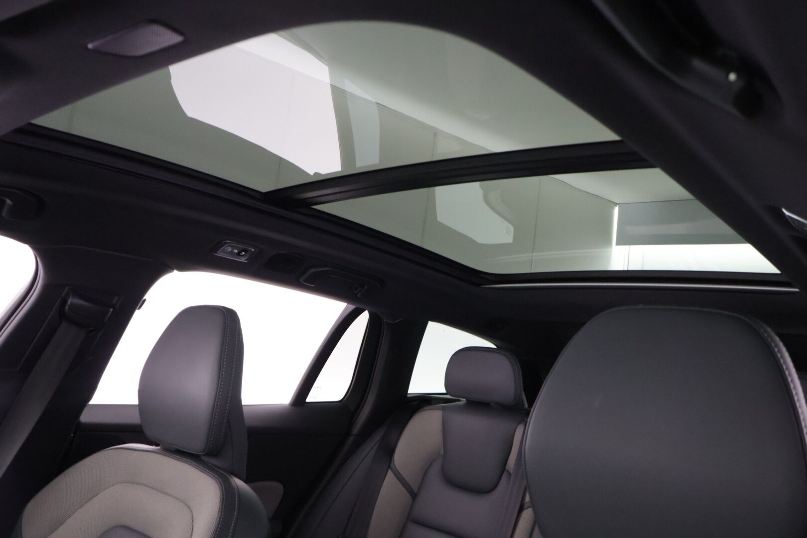 Volvo V60 2021 T8 TwE AWD R-Design aut *H&K / HUD / 360° / Panorama / Tehdaskoukku / Adapt. vakkari / Webasto* - *Volvo Exterior Styling Kit / Jakohihna vaihdettu 2025 / Huippuvarusteet*