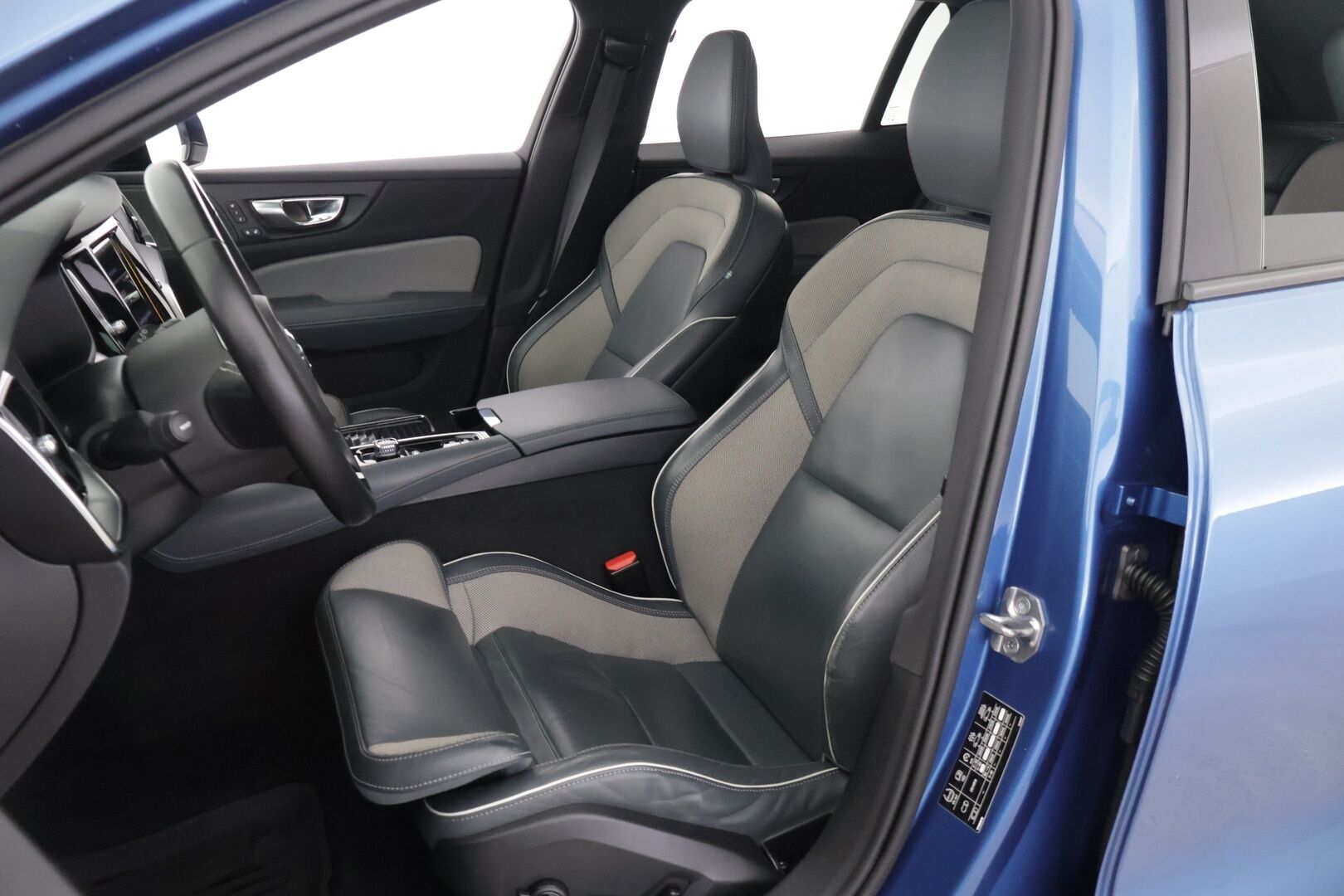 Volvo V60 2021 T8 TwE AWD R-Design aut *H&K / HUD / 360° / Panorama / Tehdaskoukku / Adapt. vakkari / Webasto* - *Volvo Exterior Styling Kit / Jakohihna vaihdettu 2025 / Huippuvarusteet*